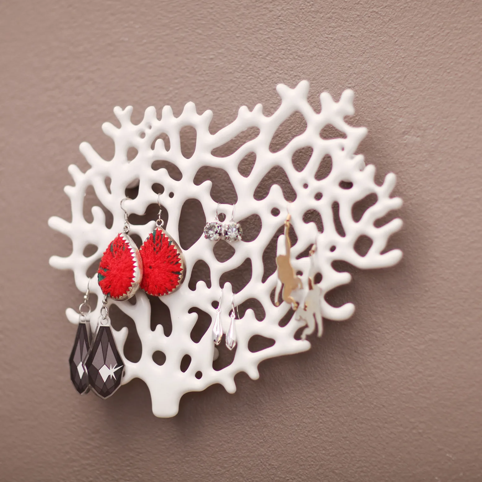 Coral jewellery hanger, white Bosign
