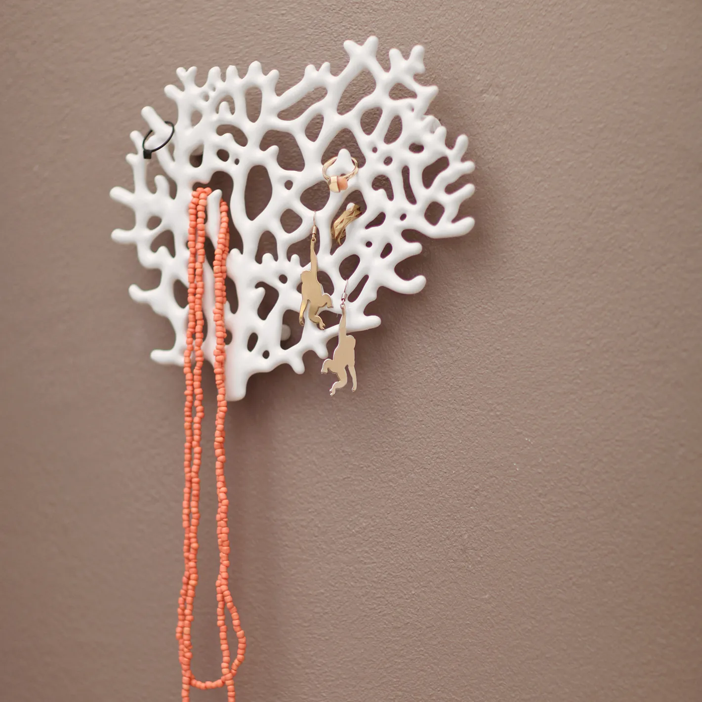 Coral jewellery hanger, white Bosign