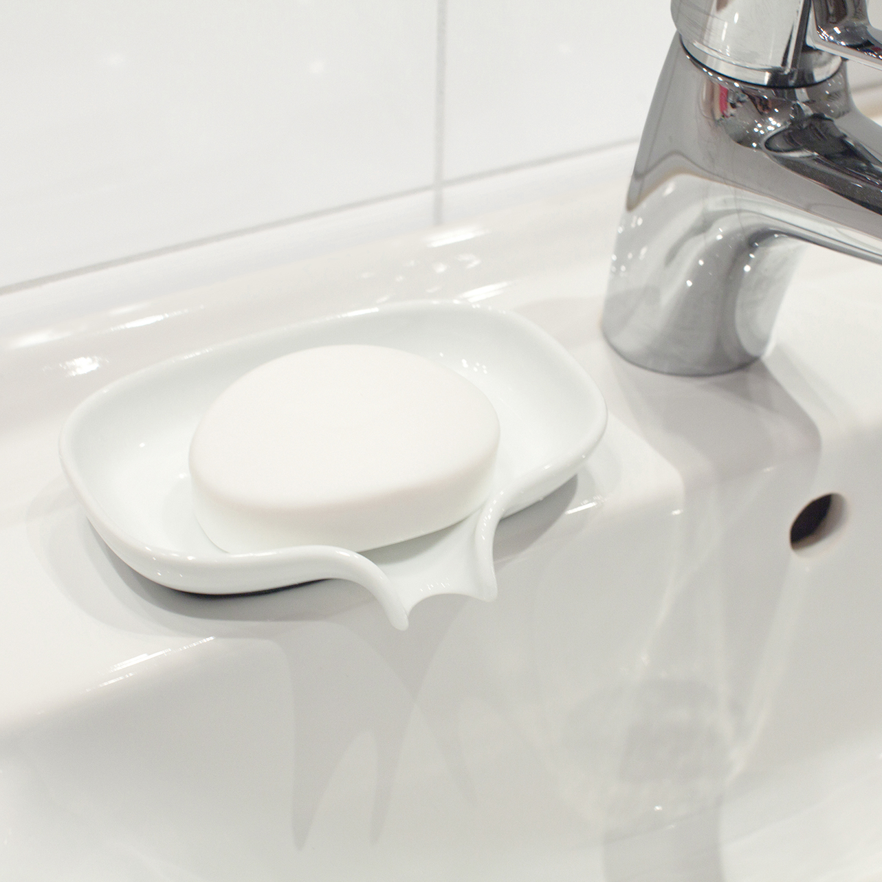 Soap dish with drainage spout silicone, white