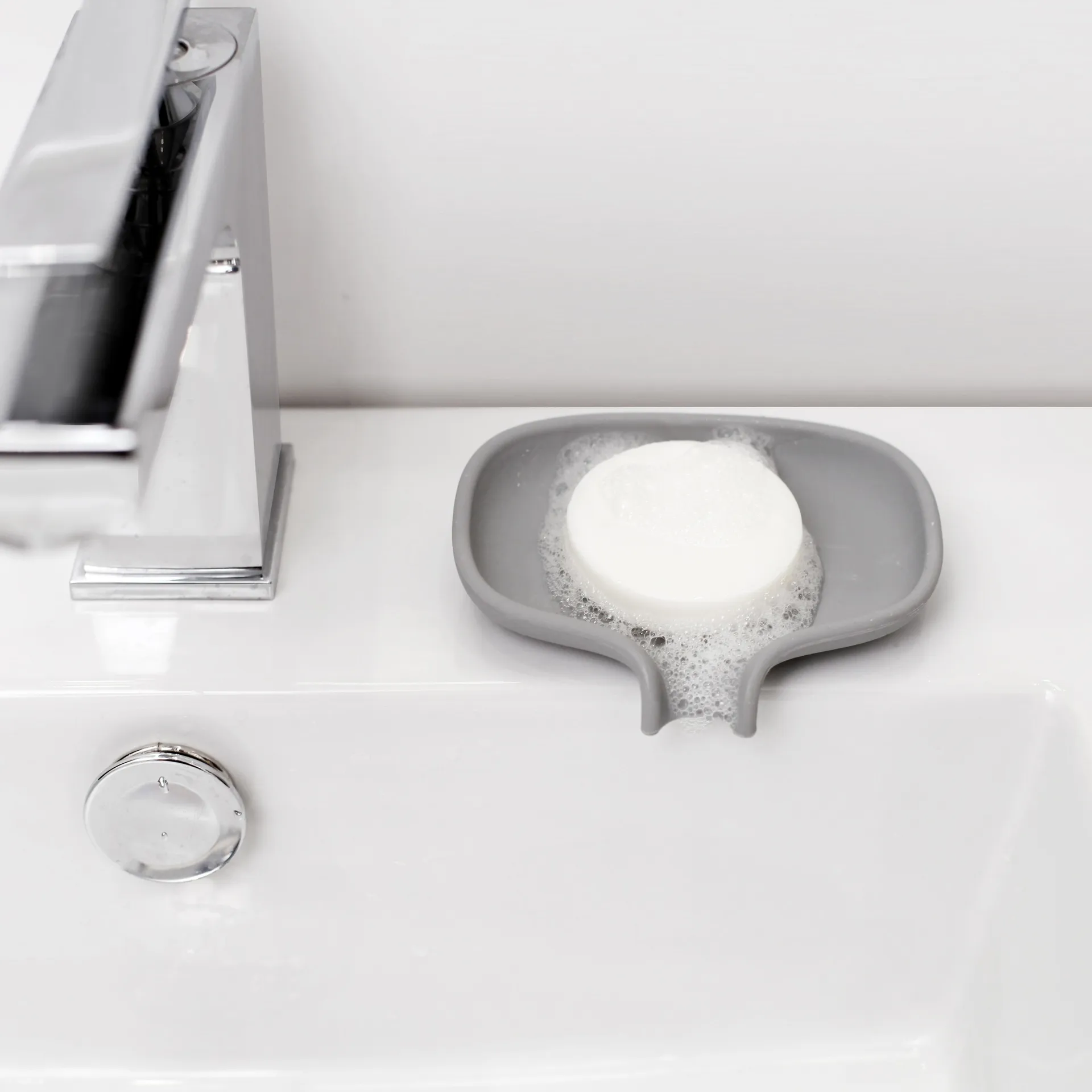 Soap Saver Flow soap dish with drainage spout small, Grey Bosign