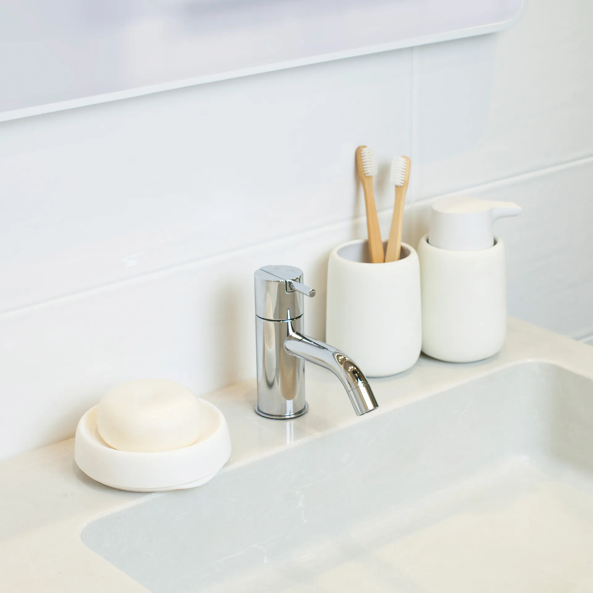 Soap tray with concealed drain spout in silicone - medium, White Bosign