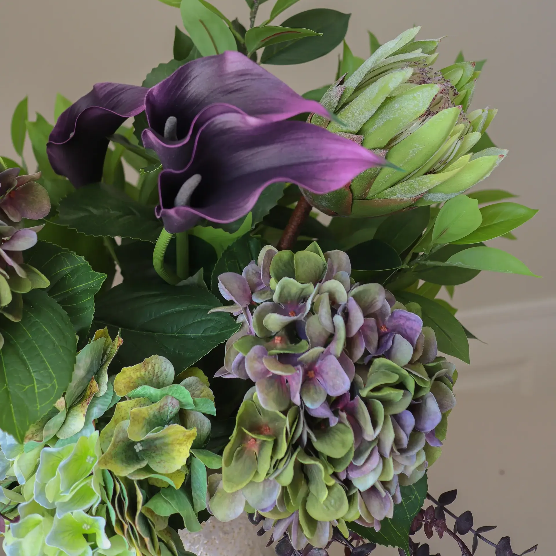 Aubergine Bloom artificial bouquet, Calla–hydrangea–king protea, 106 cm, 12 pcs Botané