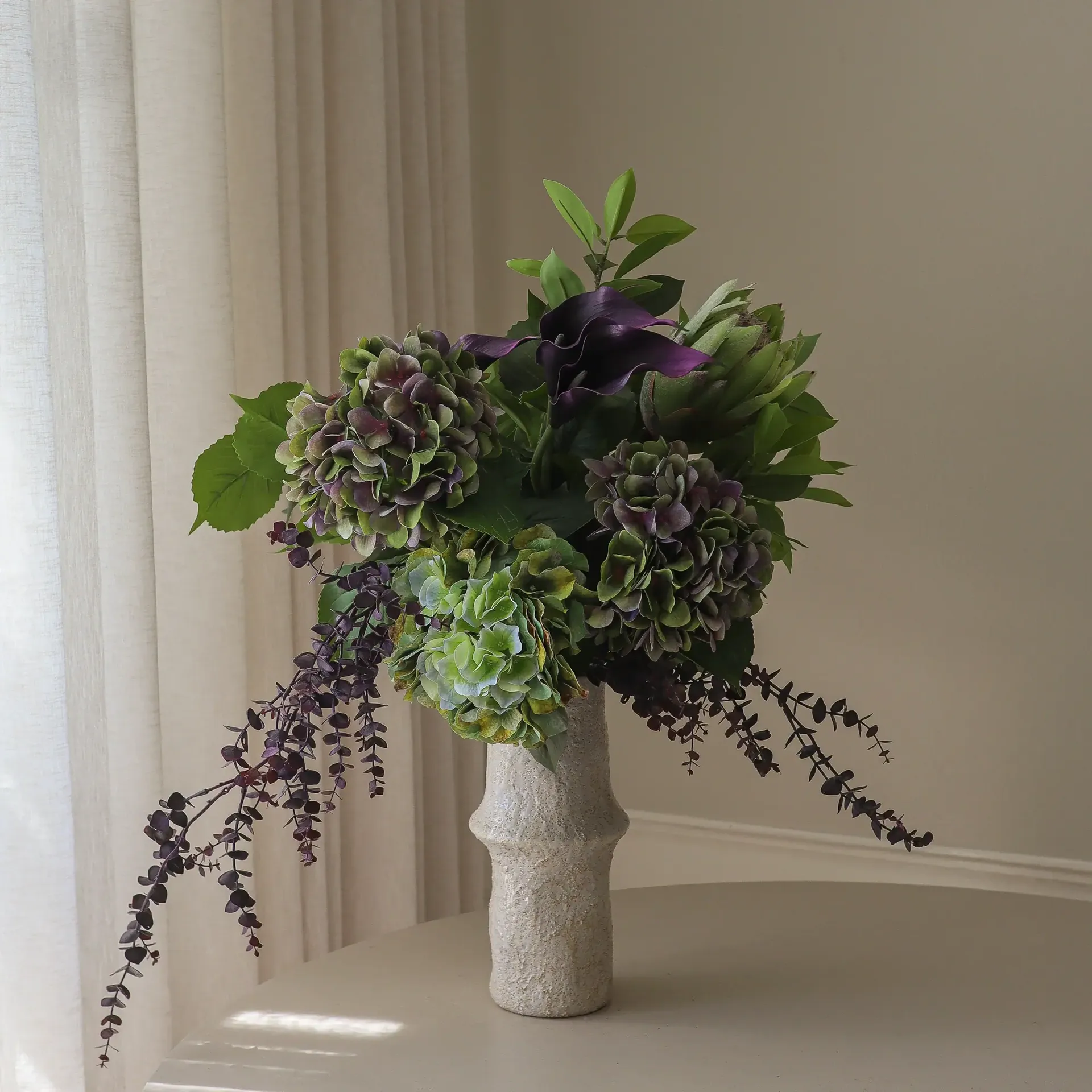 Aubergine Bloom artificial bouquet, Calla–hydrangea–king protea, 106 cm, 12 pcs Botané