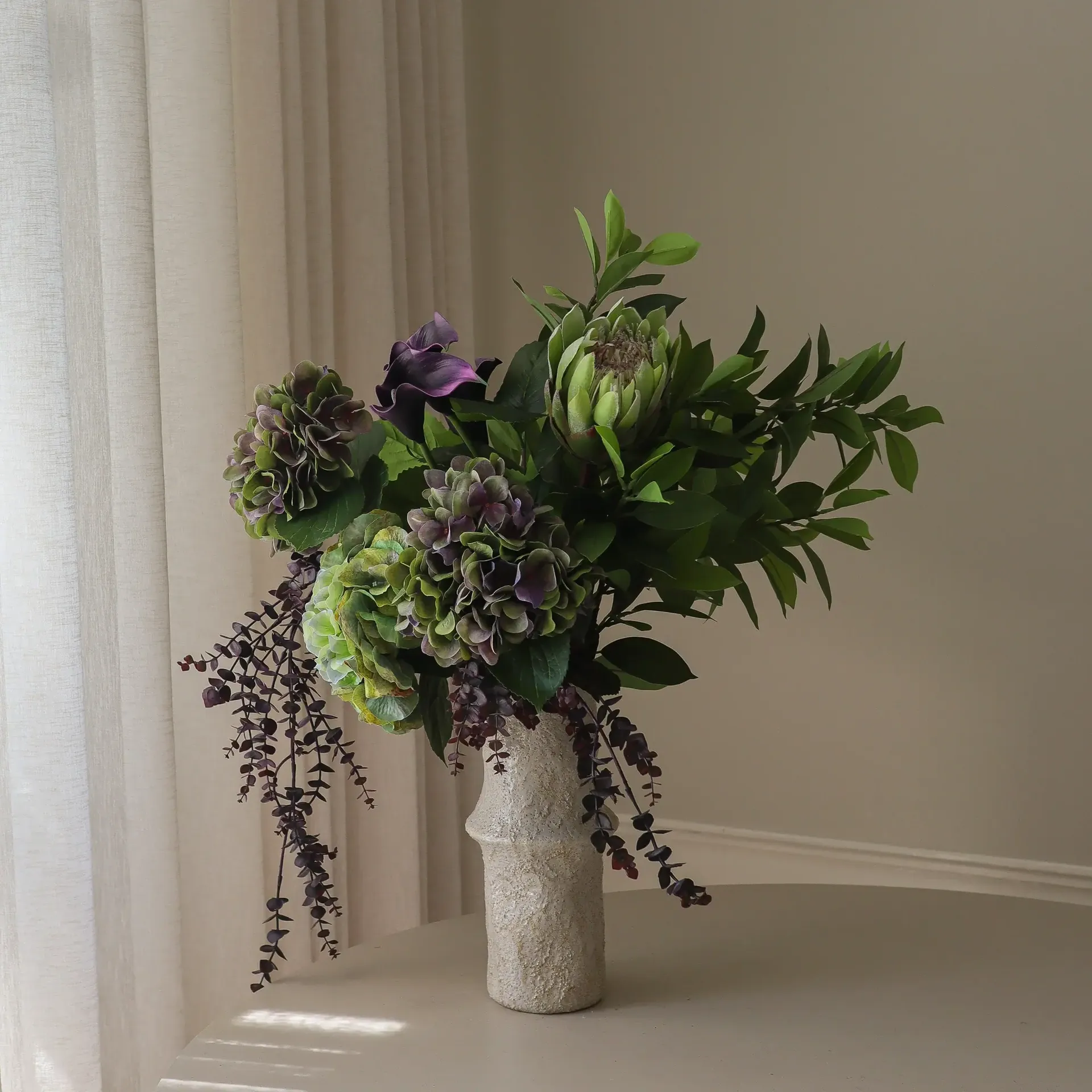 Aubergine Bloom artificial bouquet, Calla–hydrangea–king protea, 106 cm, 12 pcs Botané