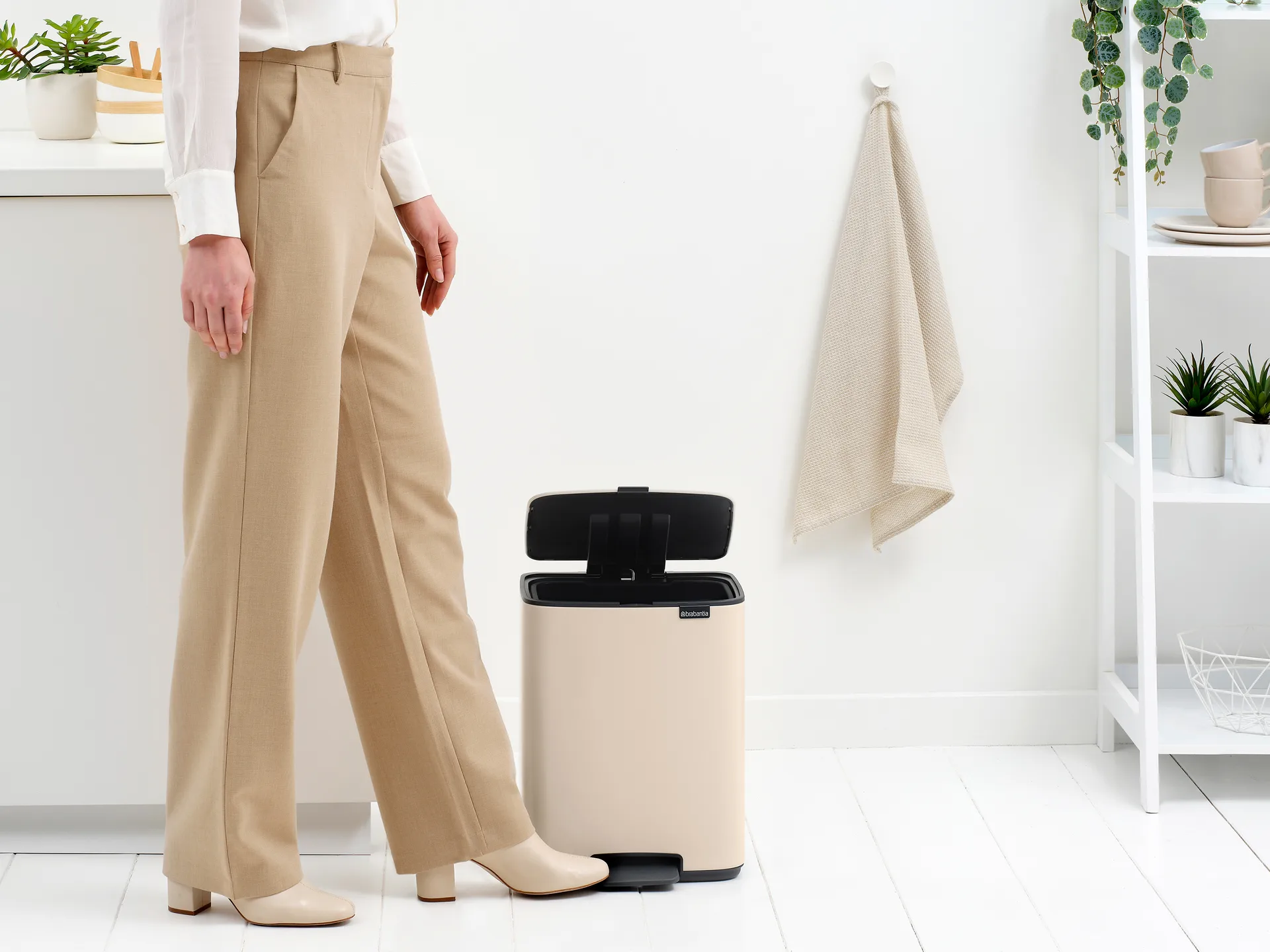Bo pedal bin 12 L, Soft Beige Brabantia