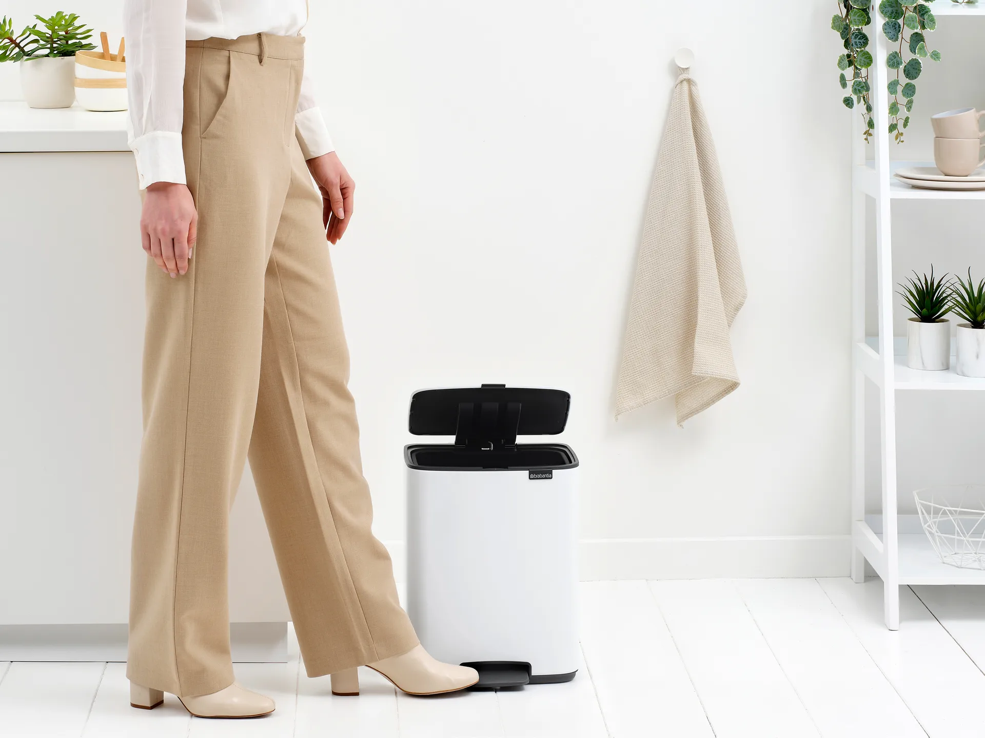 Bo pedal bin 12 L, White Brabantia