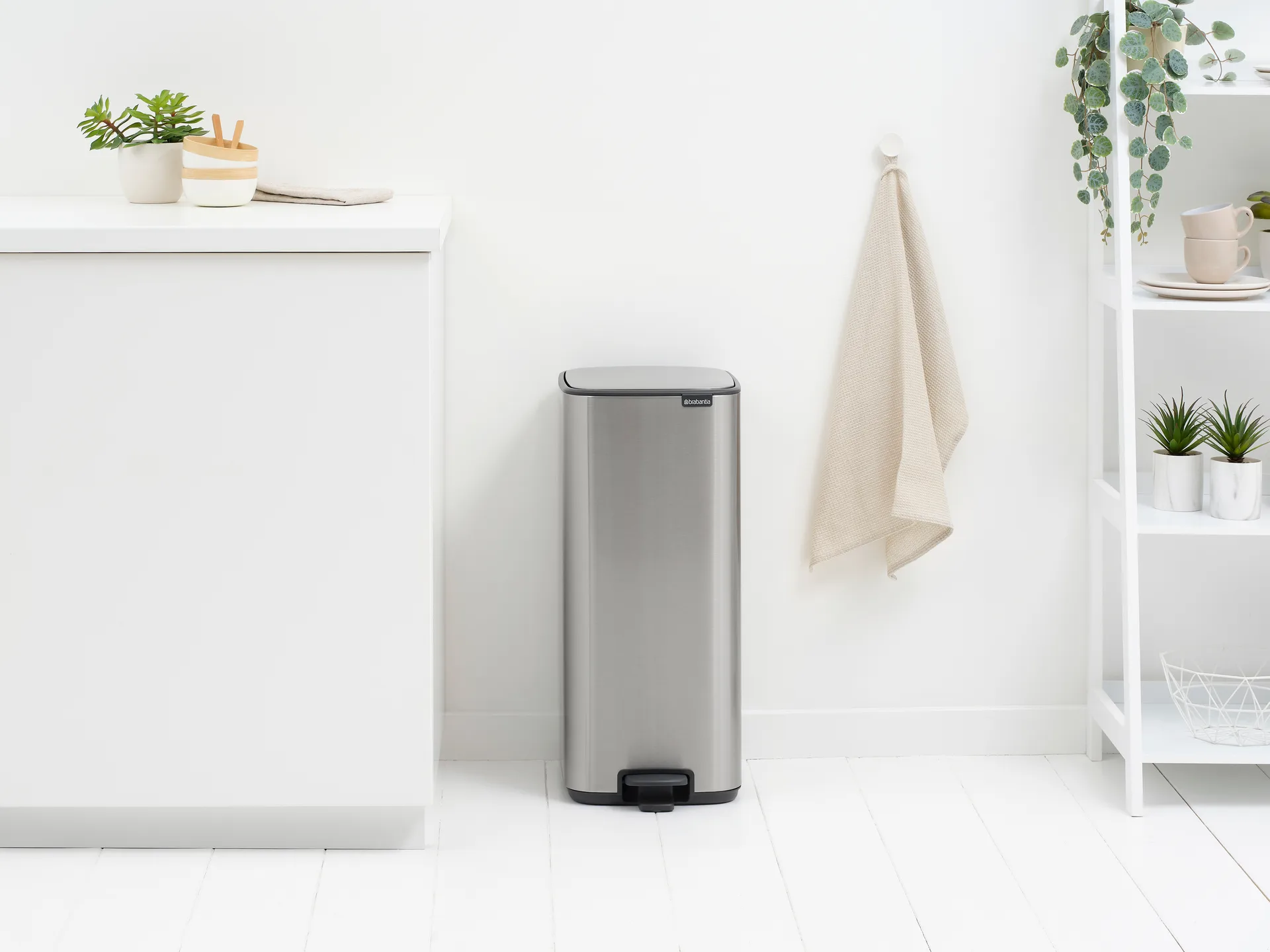 Bo pedal bin 30 L, Matte Steel Fingerprint Proof Brabantia