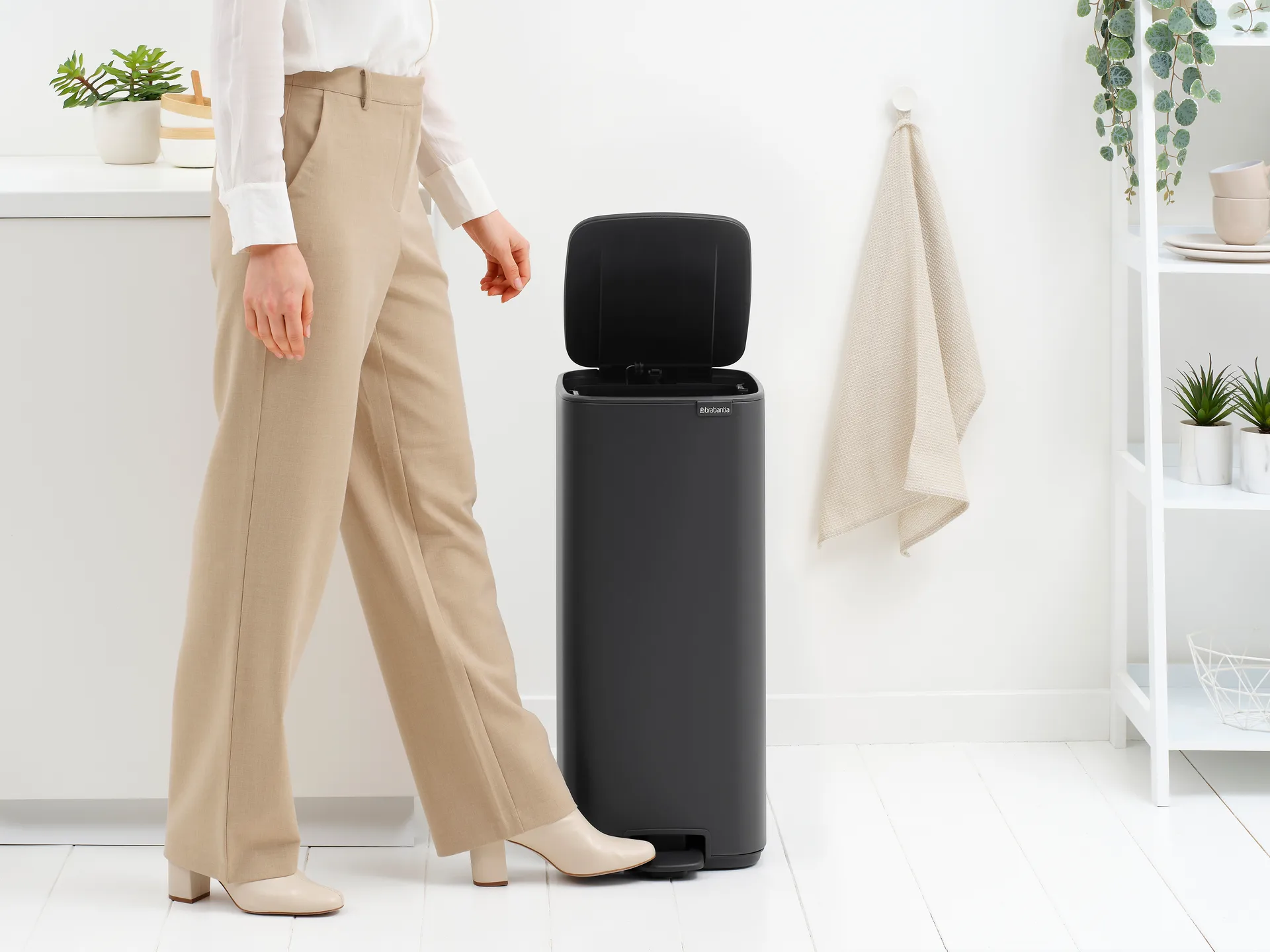 Bo pedal bin 30 L, Mineral Infinite Grey Brabantia