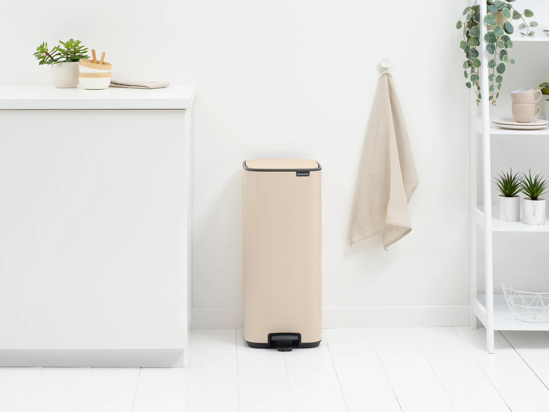 Bo pedal bin 30 L, Soft Beige Brabantia