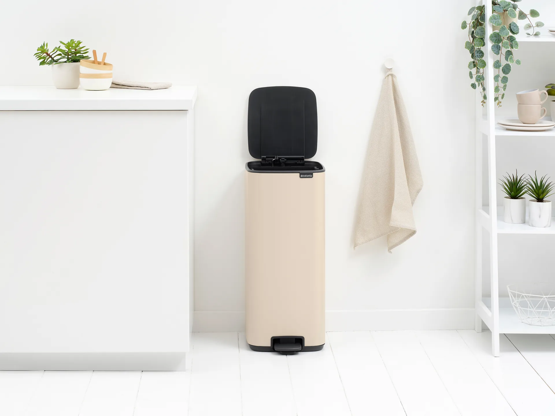 Bo pedal bin 30 L, Soft Beige Brabantia