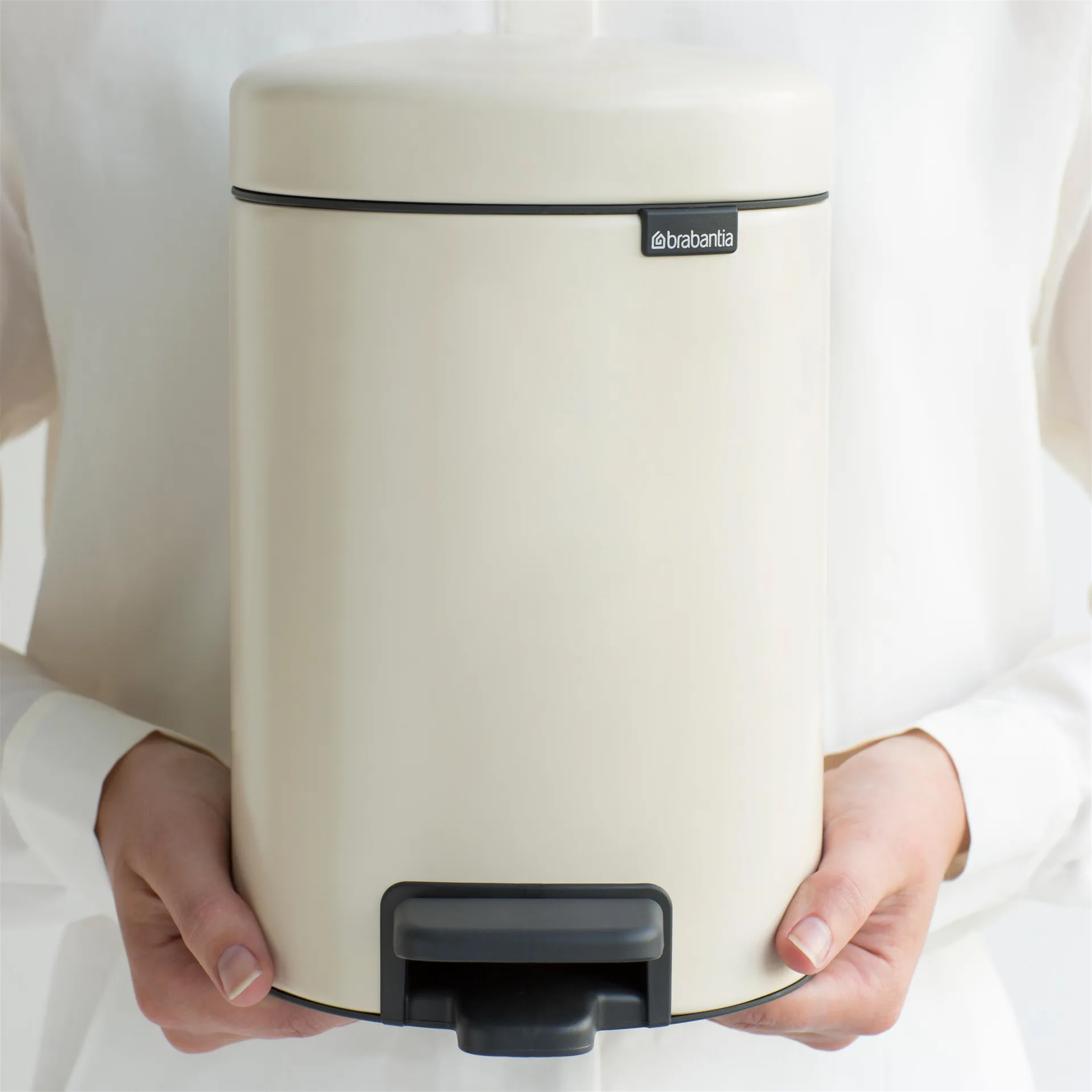 New Icon pedal bin 12 liter, almond Brabantia