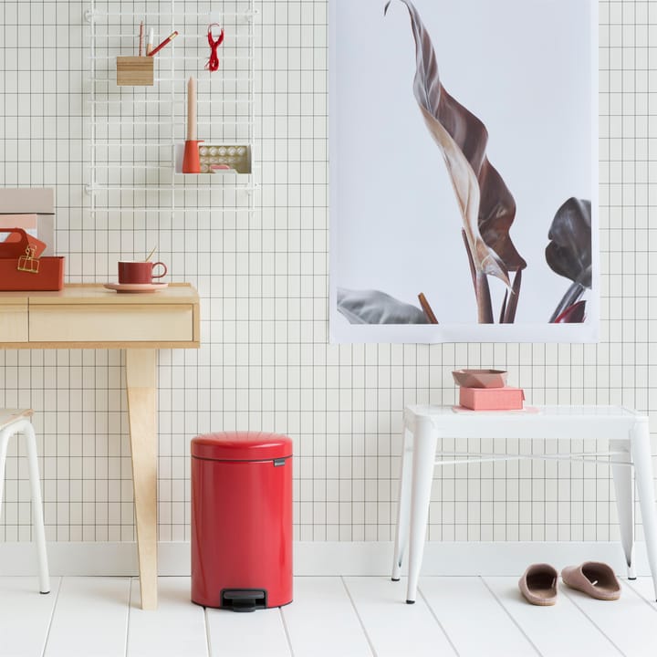 New Icon pedal bin 12 liter, passion red Brabantia