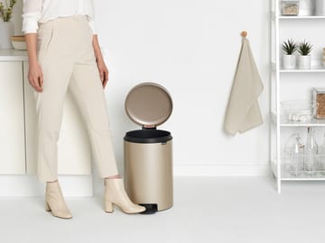 New Icon pedal bin 20 liter - Metallic Gold - Brabantia