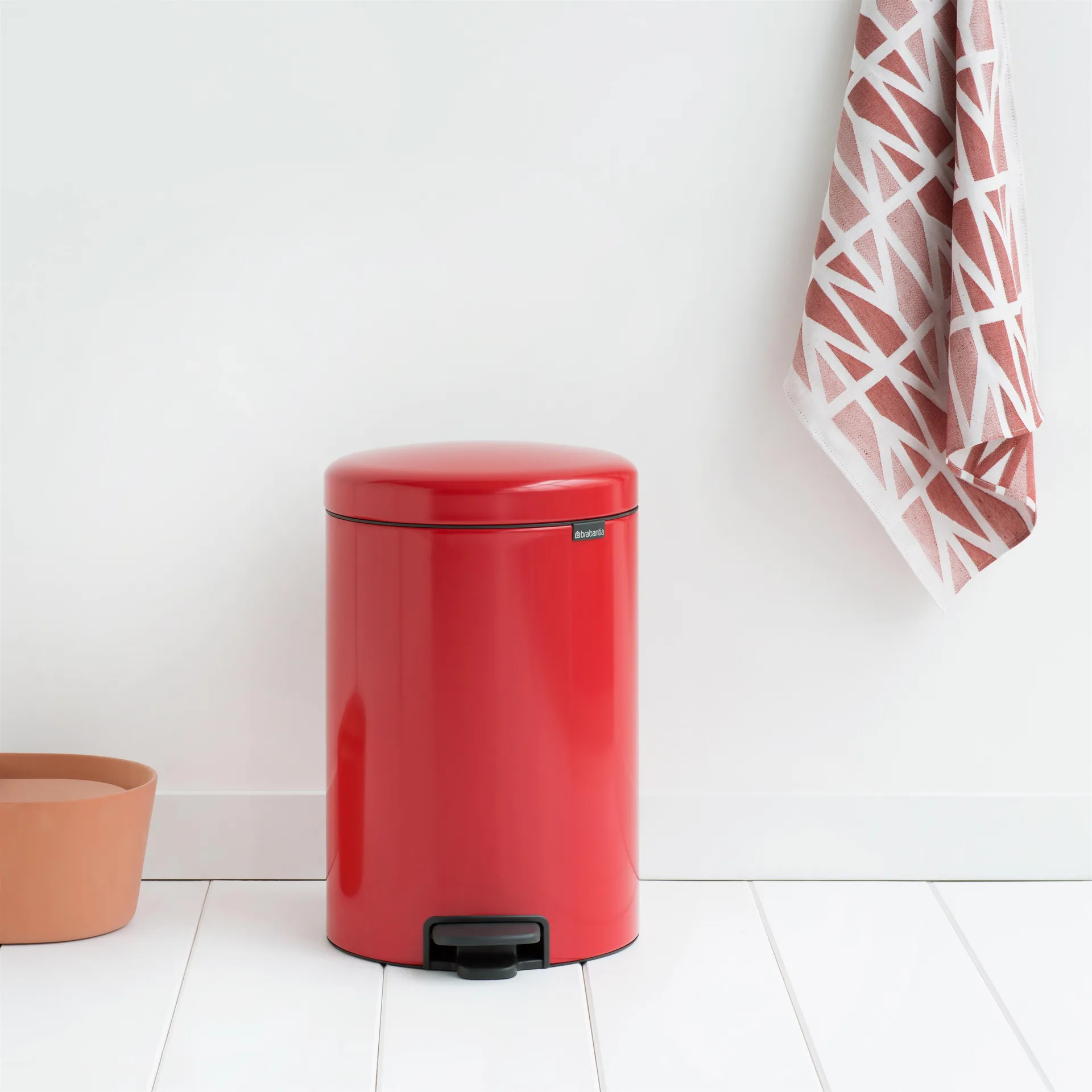 New Icon pedal bin 20 liter, passion red Brabantia