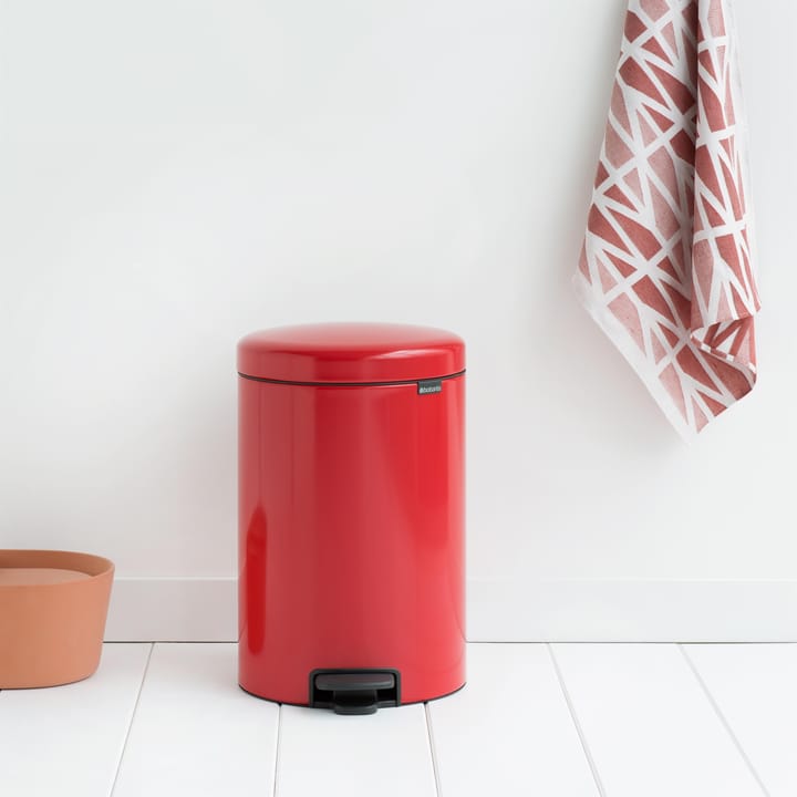 New Icon pedal bin 20 liter, passion red Brabantia