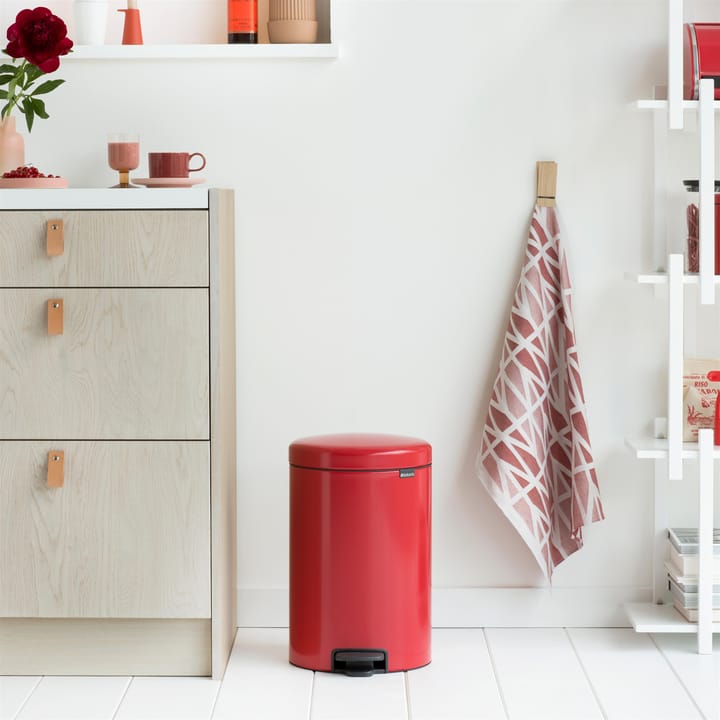 New Icon pedal bin 20 liter, passion red Brabantia