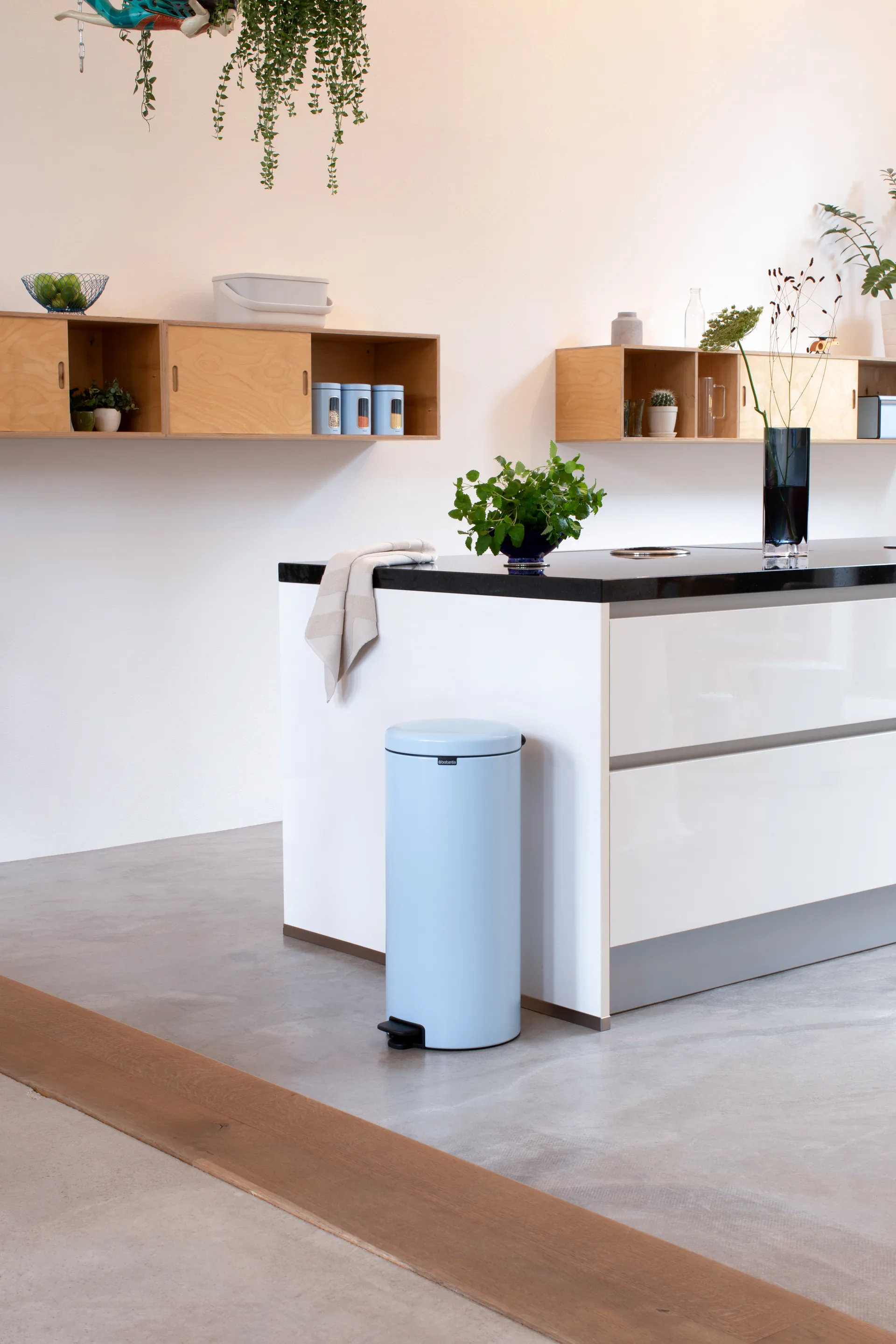 New Icon pedal bin 30 liter, Dreamy blue Brabantia