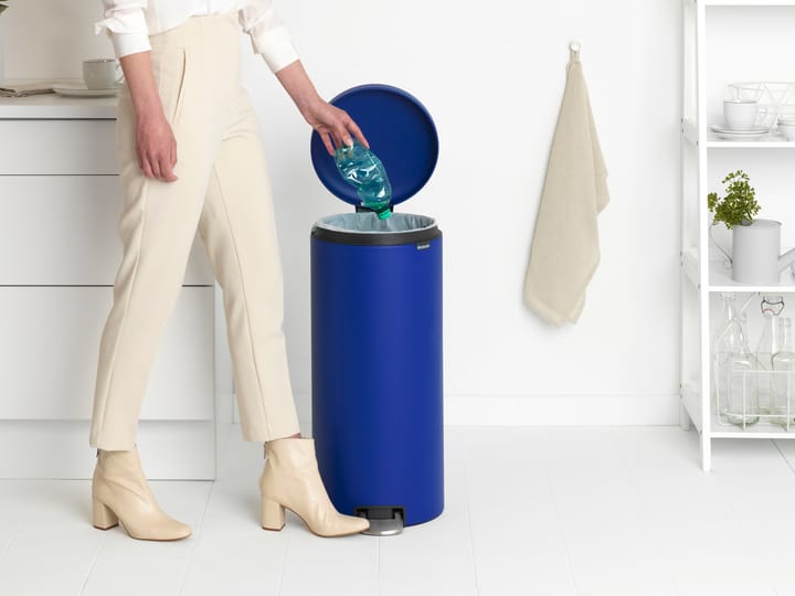 New Icon pedal bin 30 liter, Mineral powerful blue Brabantia