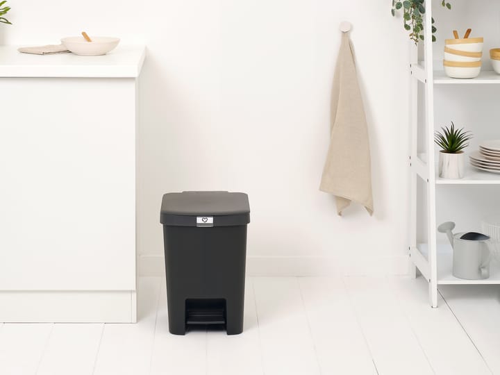 StepUp pedal bin 25 L - Dark grey - Brabantia