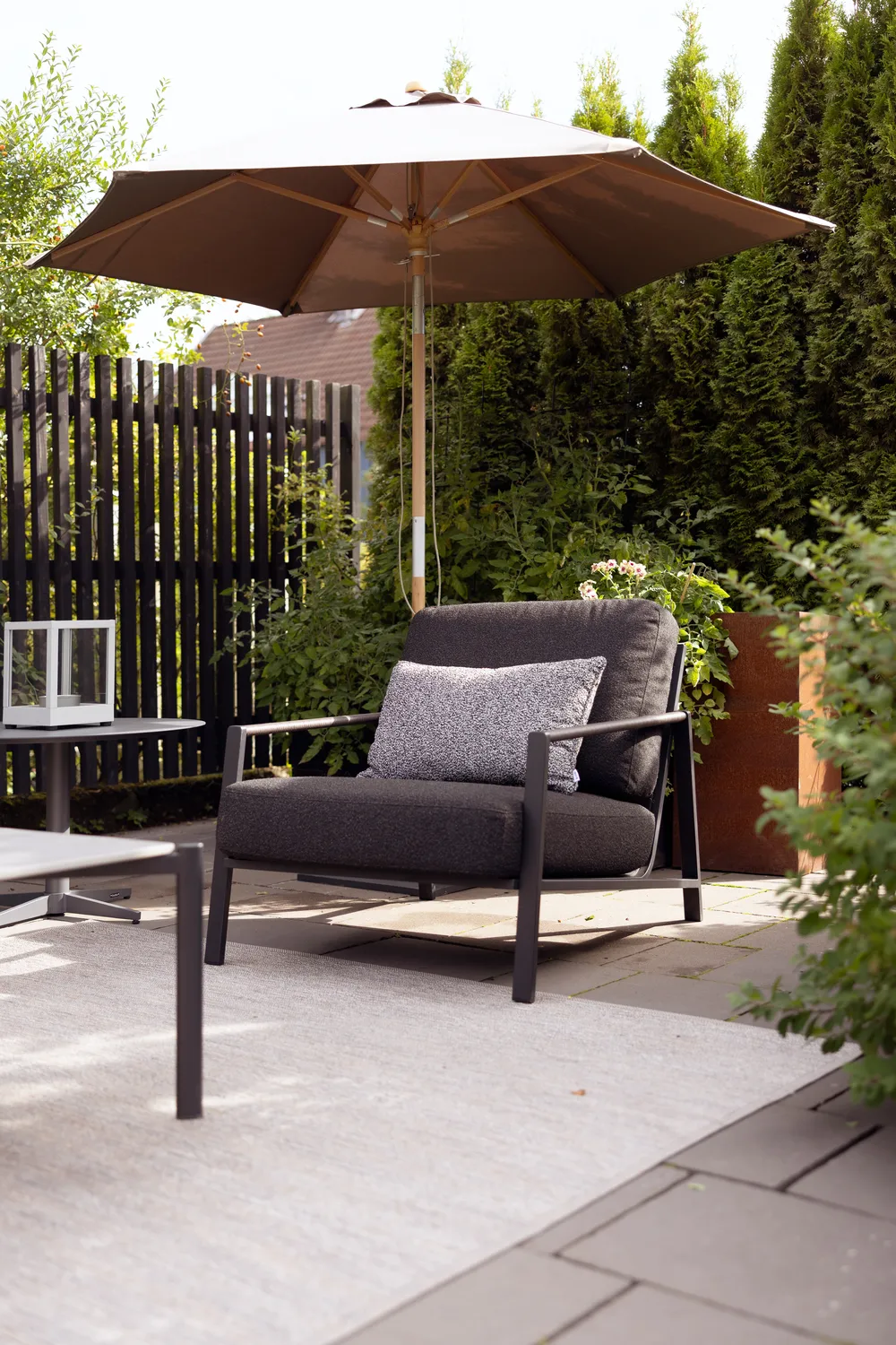 Lyra armchair, Black-teddy black Brafab