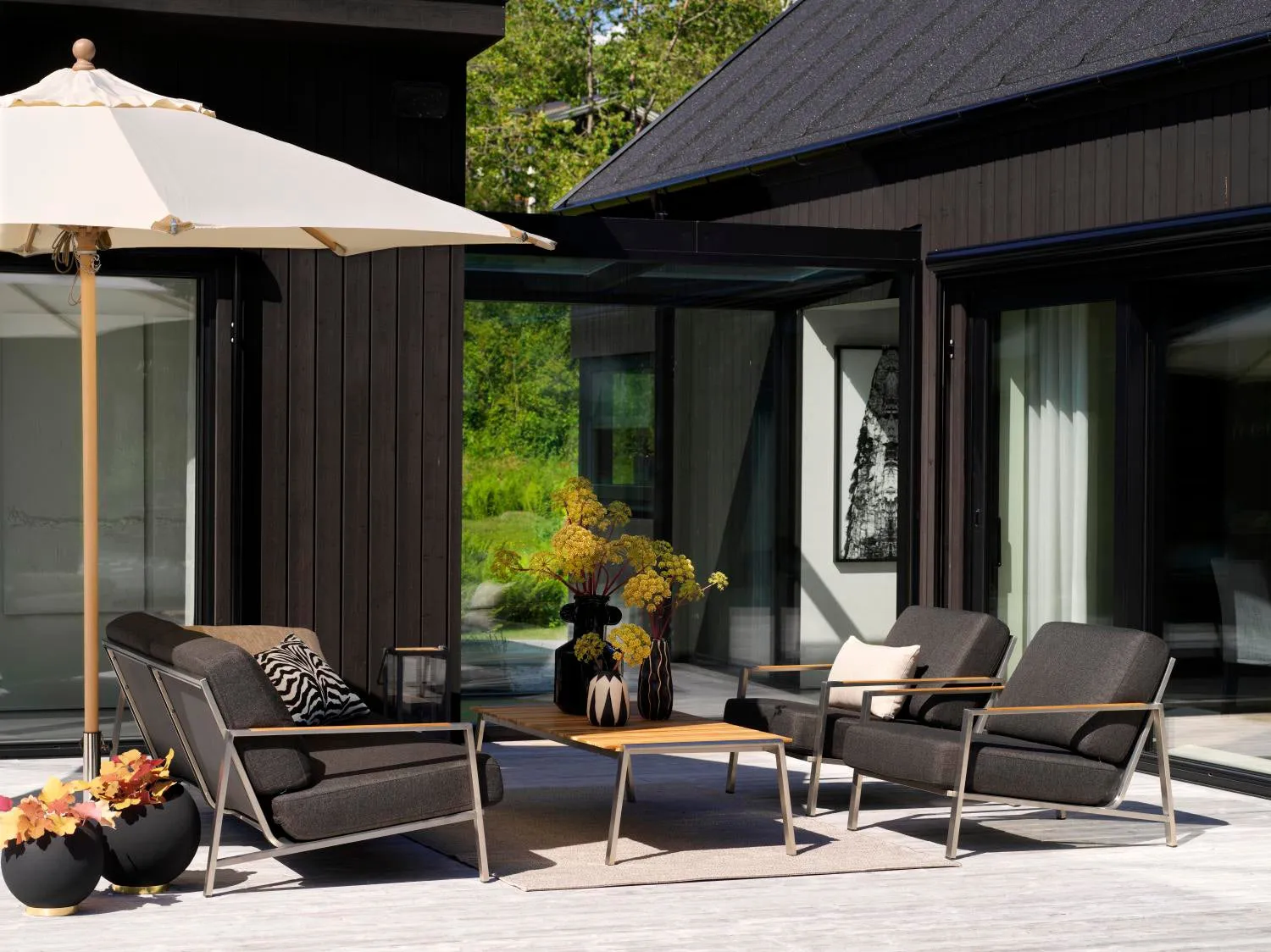 Naos armchair, Stainless steel-nearly black Brafab