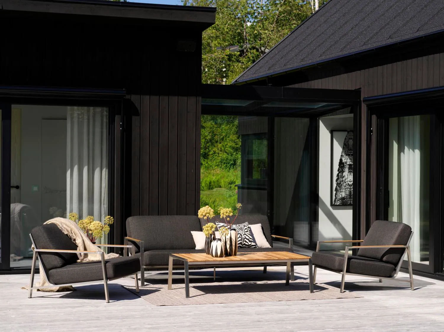 Naos armchair, Stainless steel-nearly black Brafab