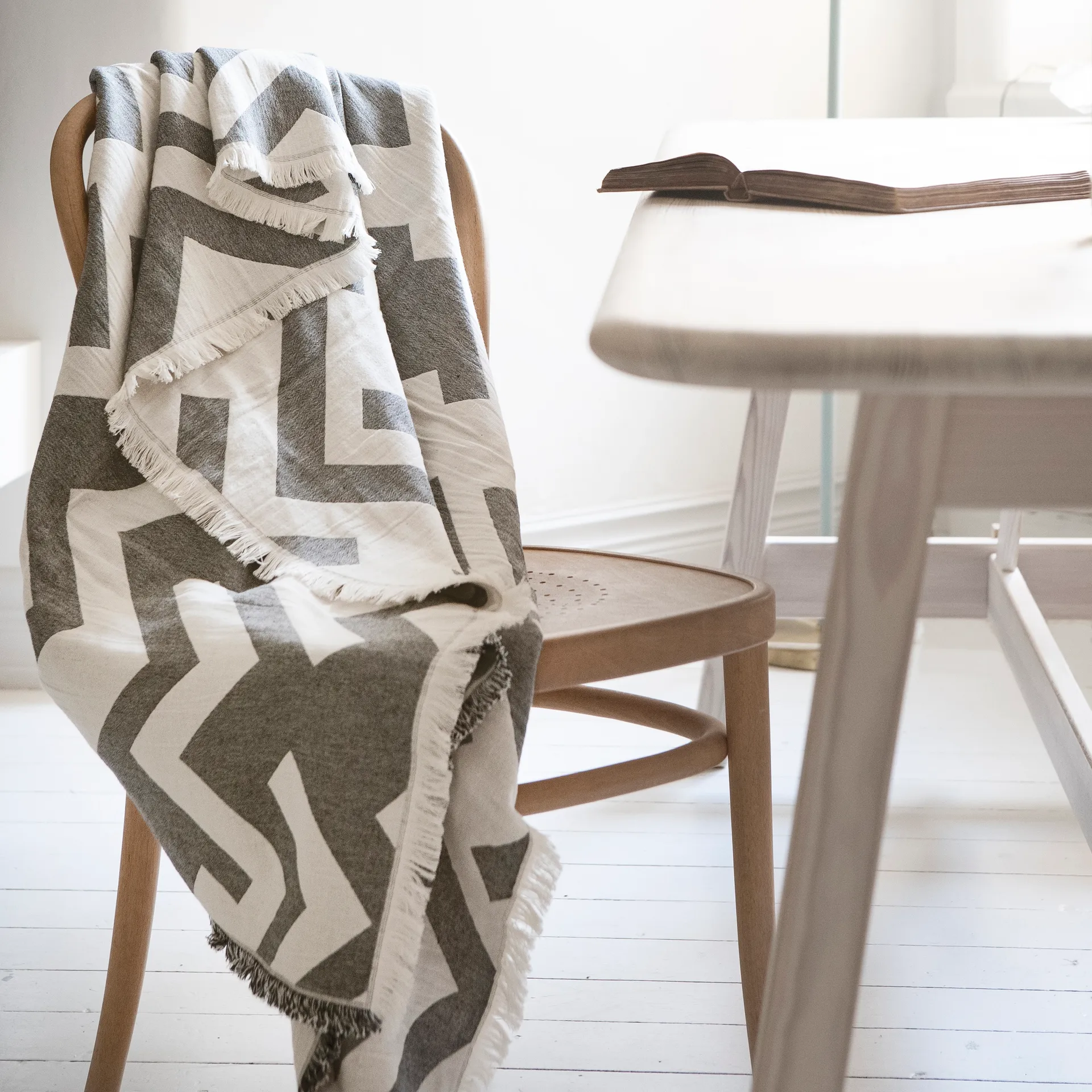 Florens cotton blanket, Beluga (black) Brita Sweden