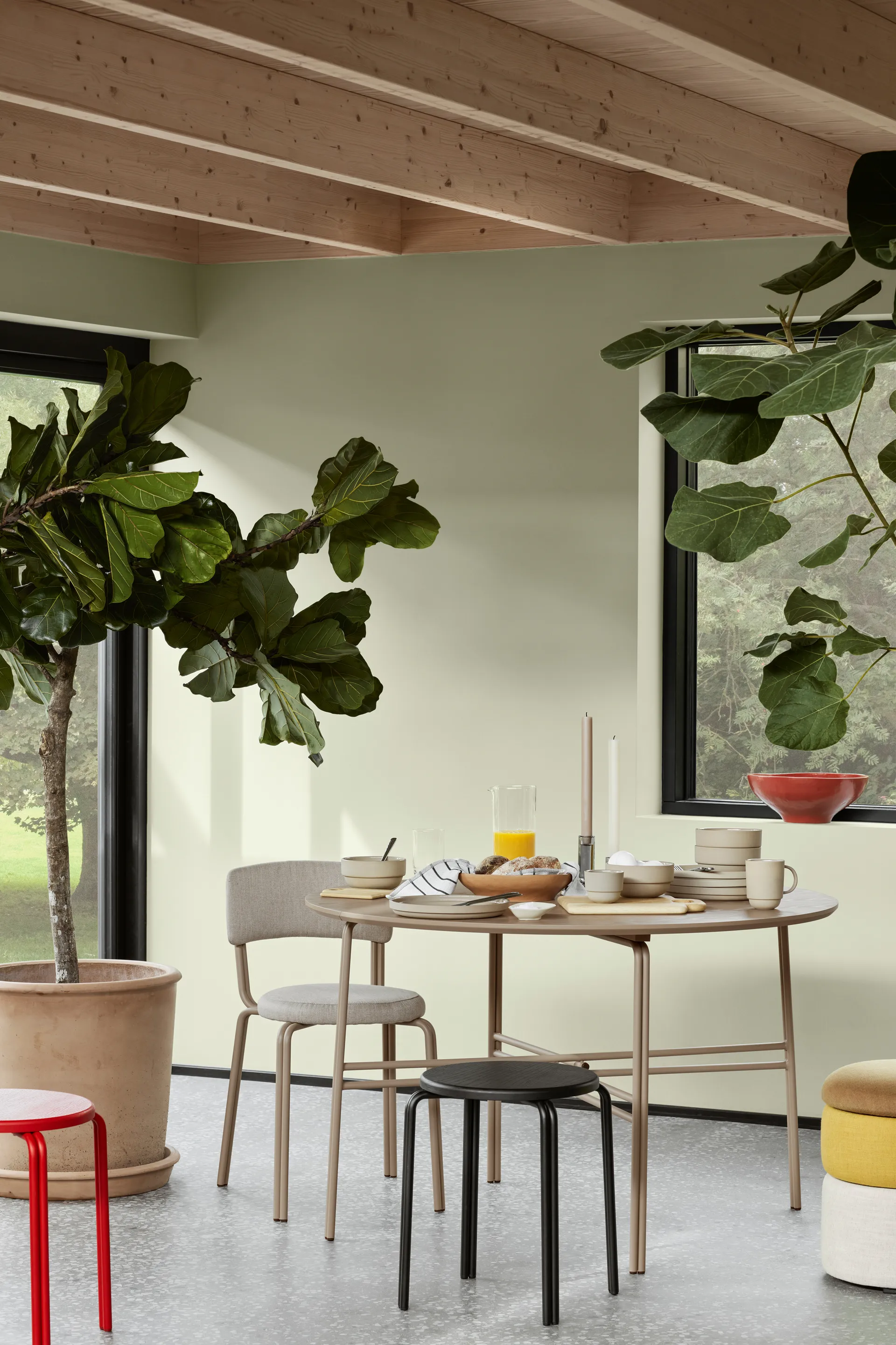 Oda dining table Ø120 cm, Warm beige Broste Copenhagen