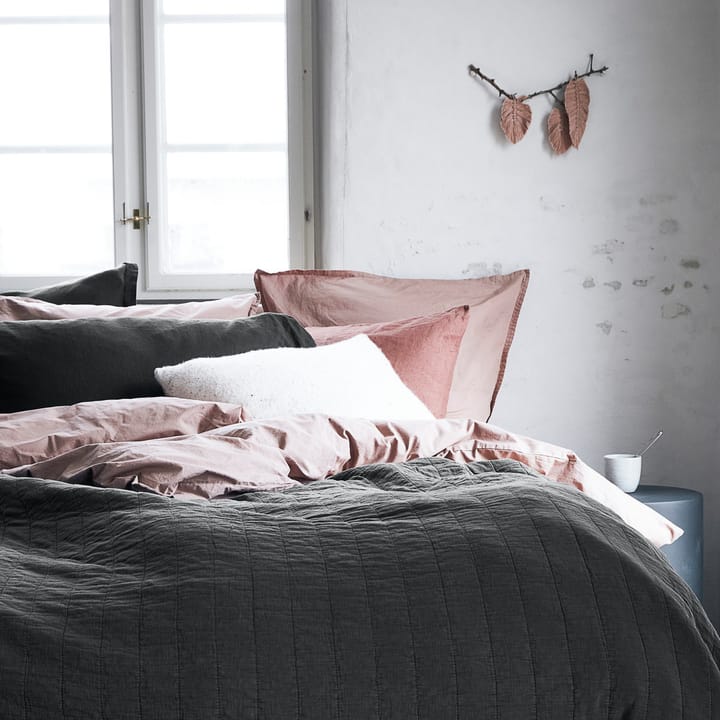 Magnhild vadderat bedspread 160x280 cm - Coal - byNORD