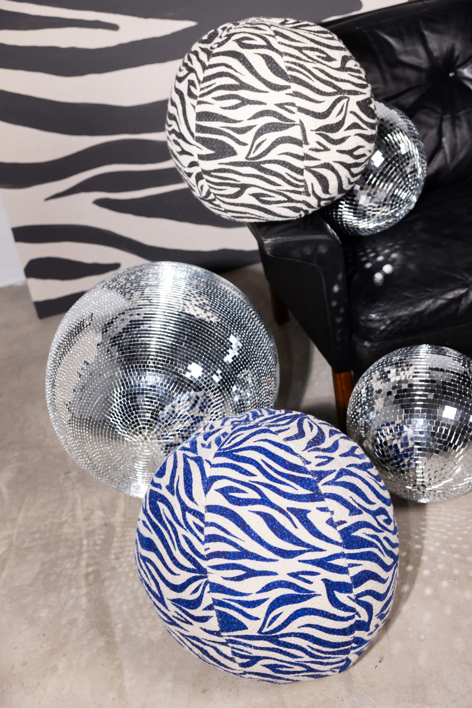 Anima cushion Ø35 cm, Zebra-black Byon