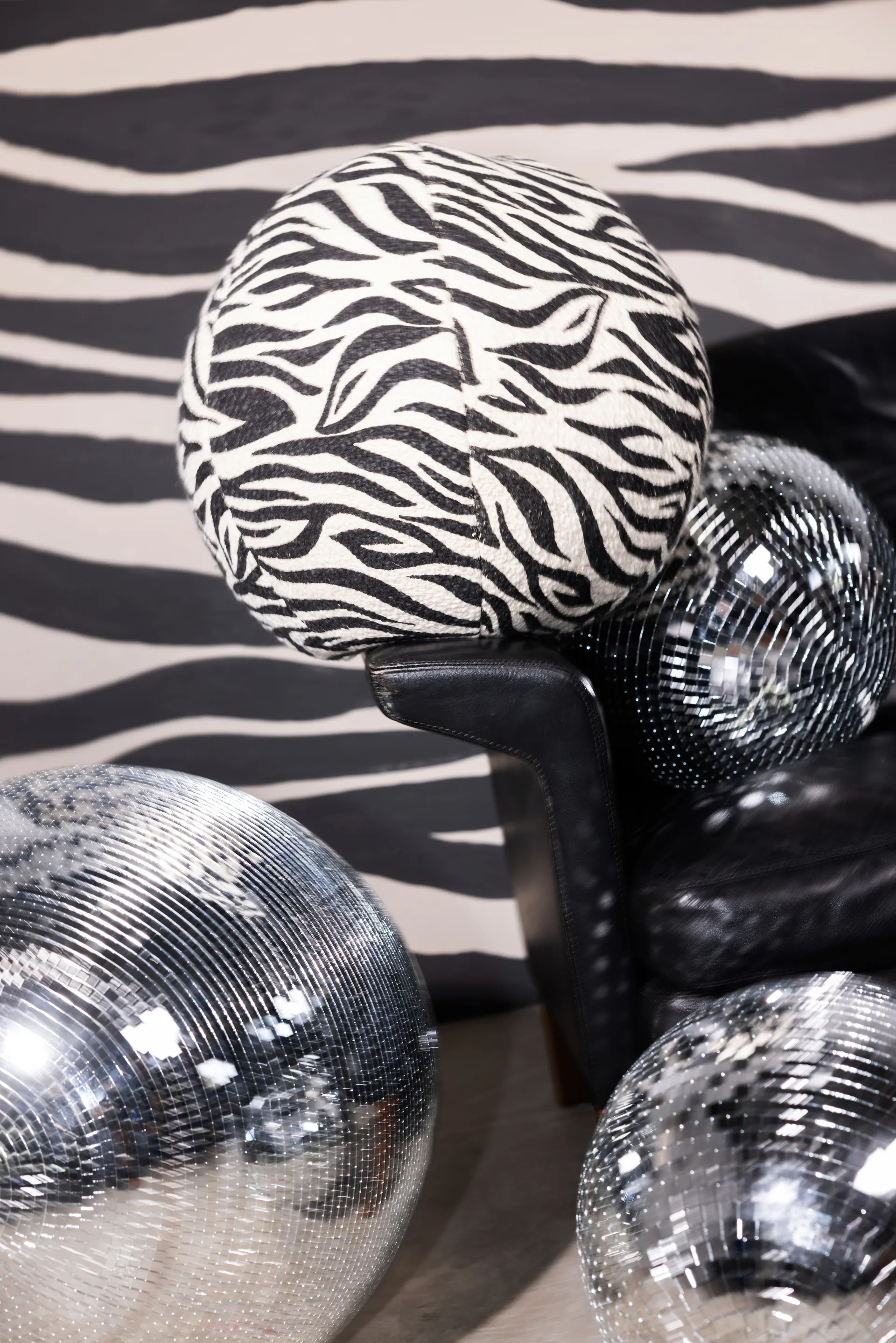 Anima cushion Ø35 cm, Zebra-black Byon