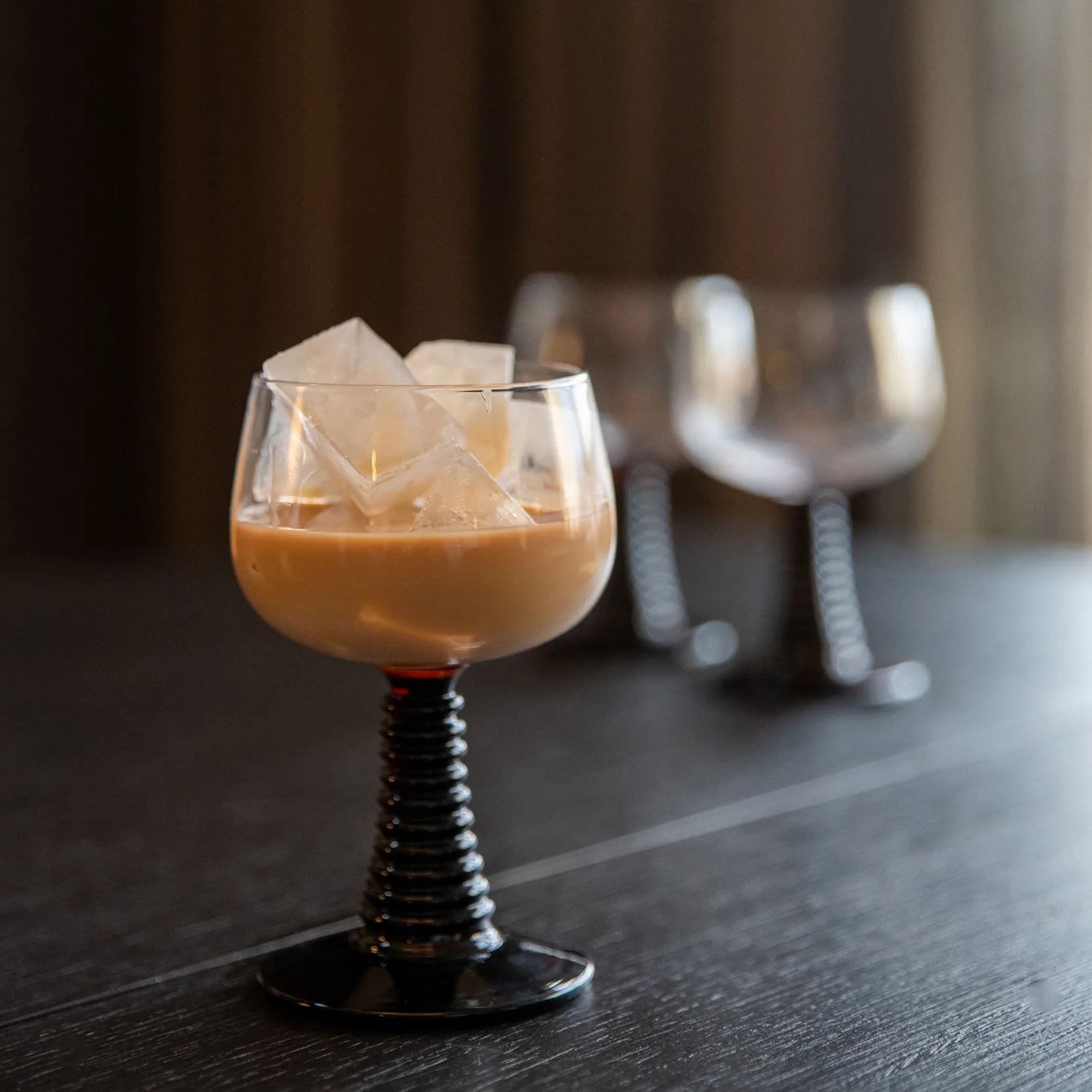 Ewa wine glass, clear-brown Byon