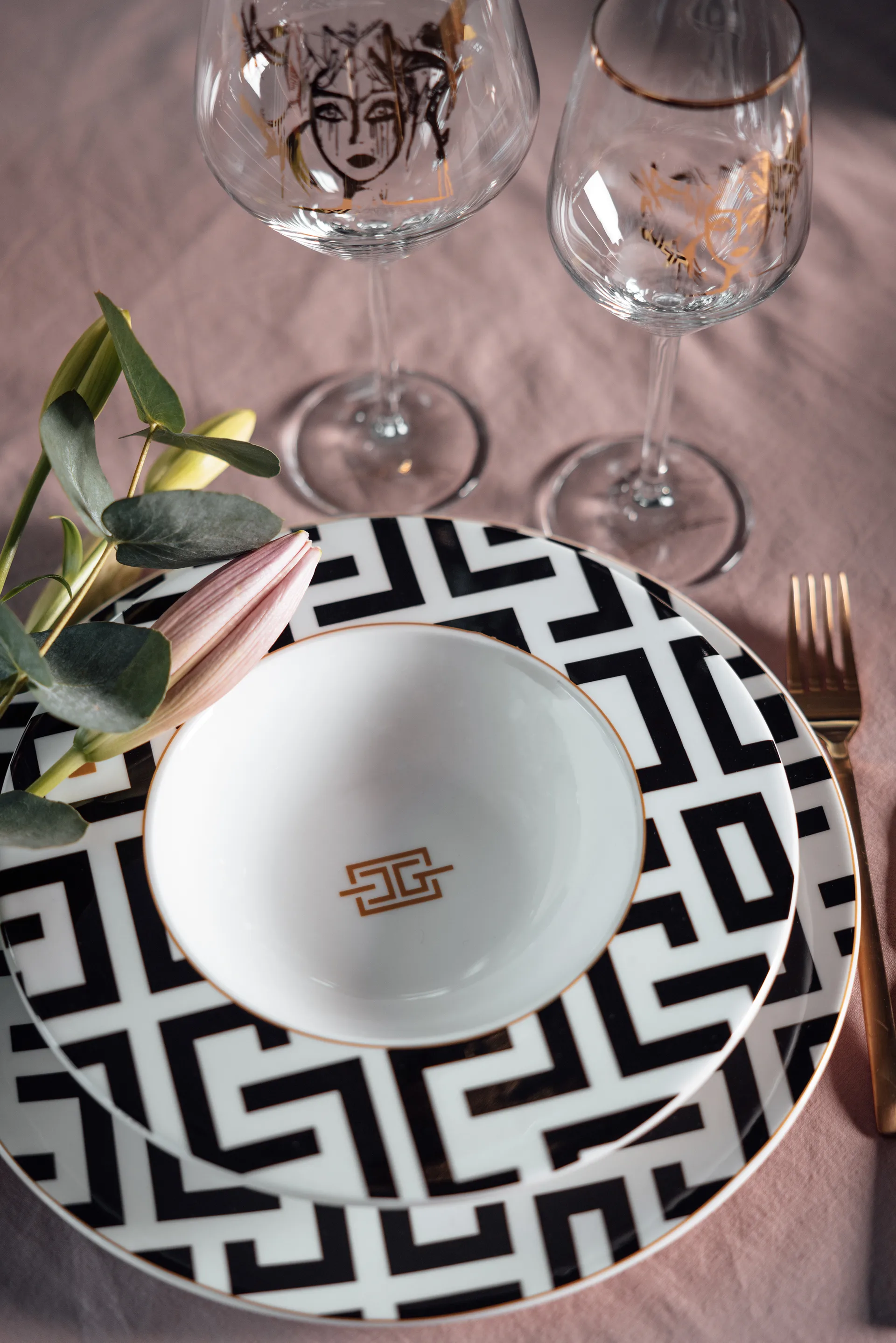 DECO plate Ø29 cm, White-black Carolina Gynning