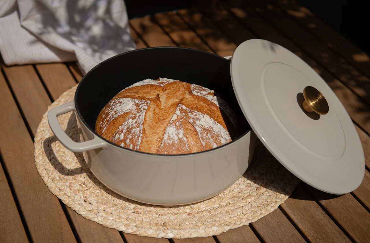 Combekk Enameled cast iron casserole Ø24 cm, Sand-gold knob Combekk