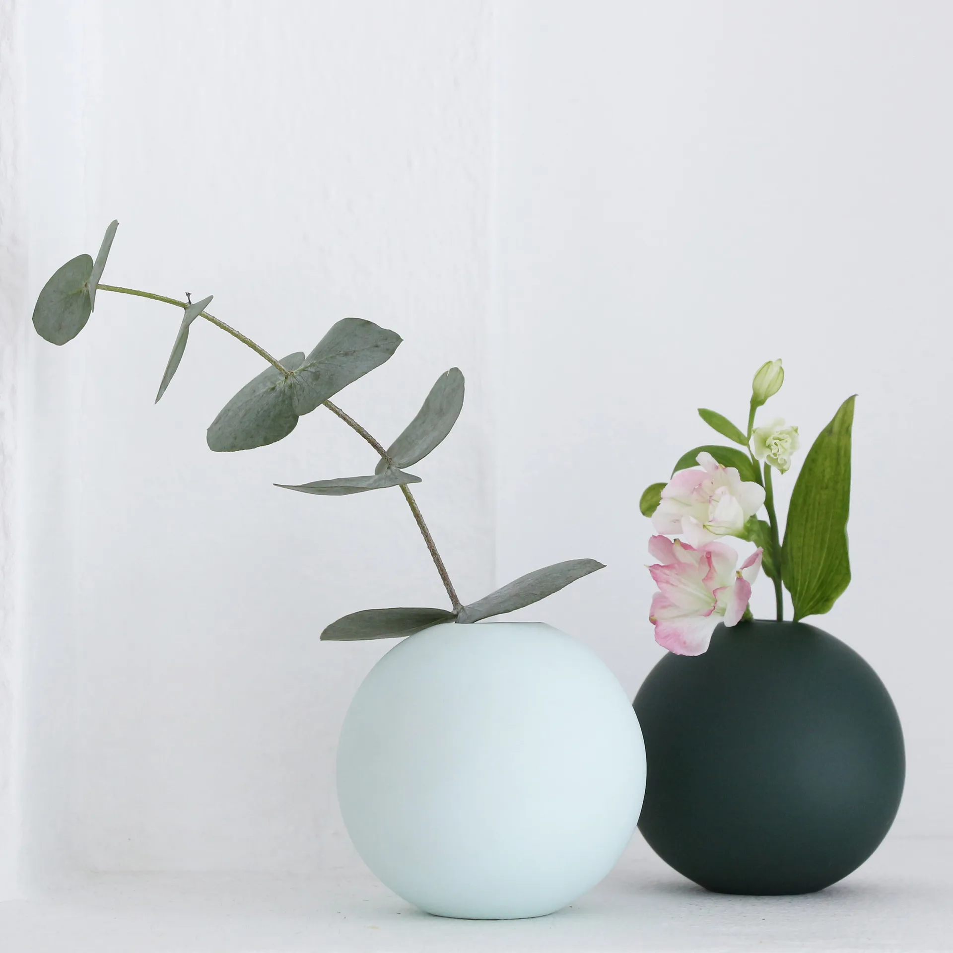 Ball vase dark green, 8 cm Cooee Design