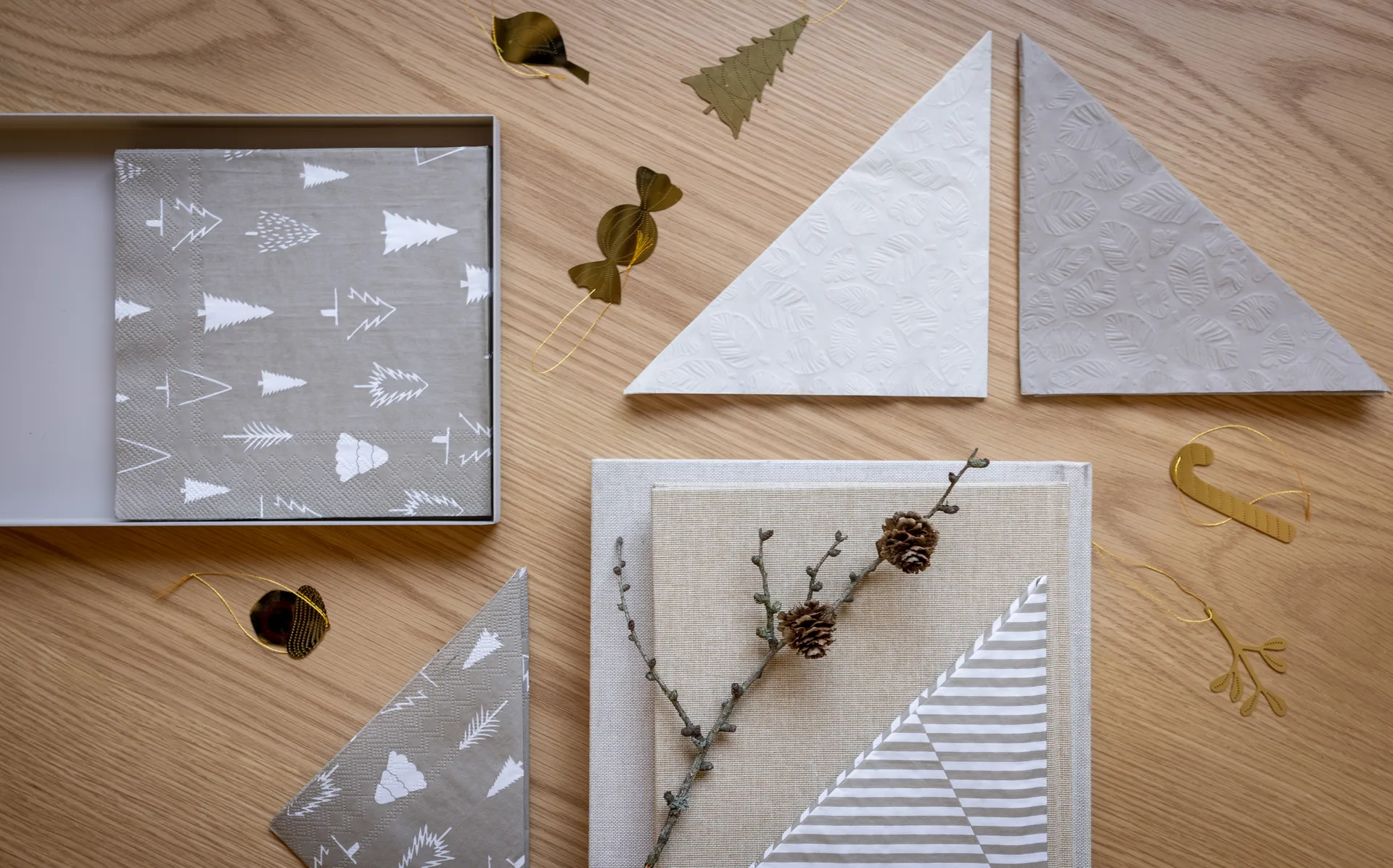 Cooee bauble brass 4-pack, Caramel Cooee Design