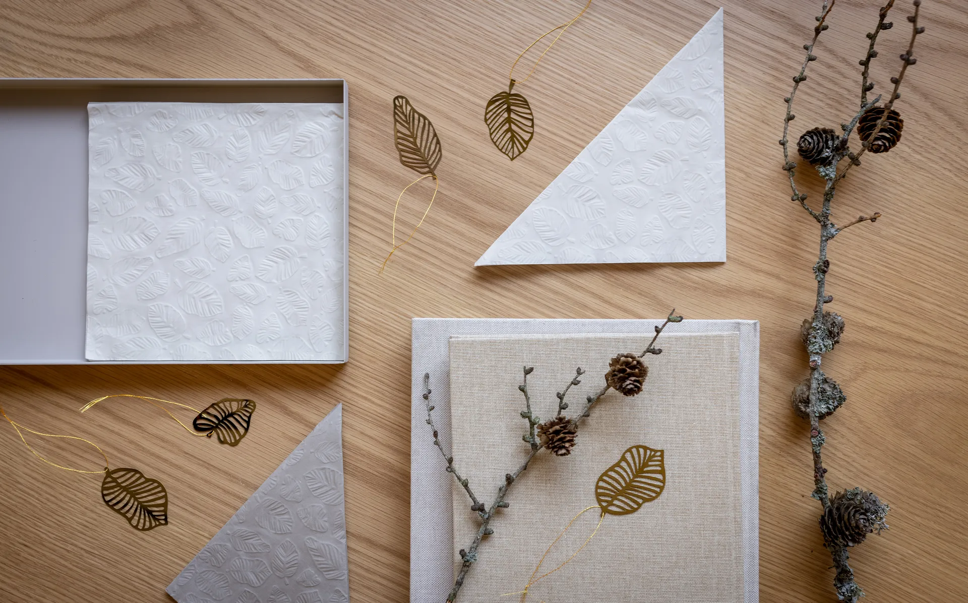 Decorative leaf hanger 4-pack, brass Cooee Design