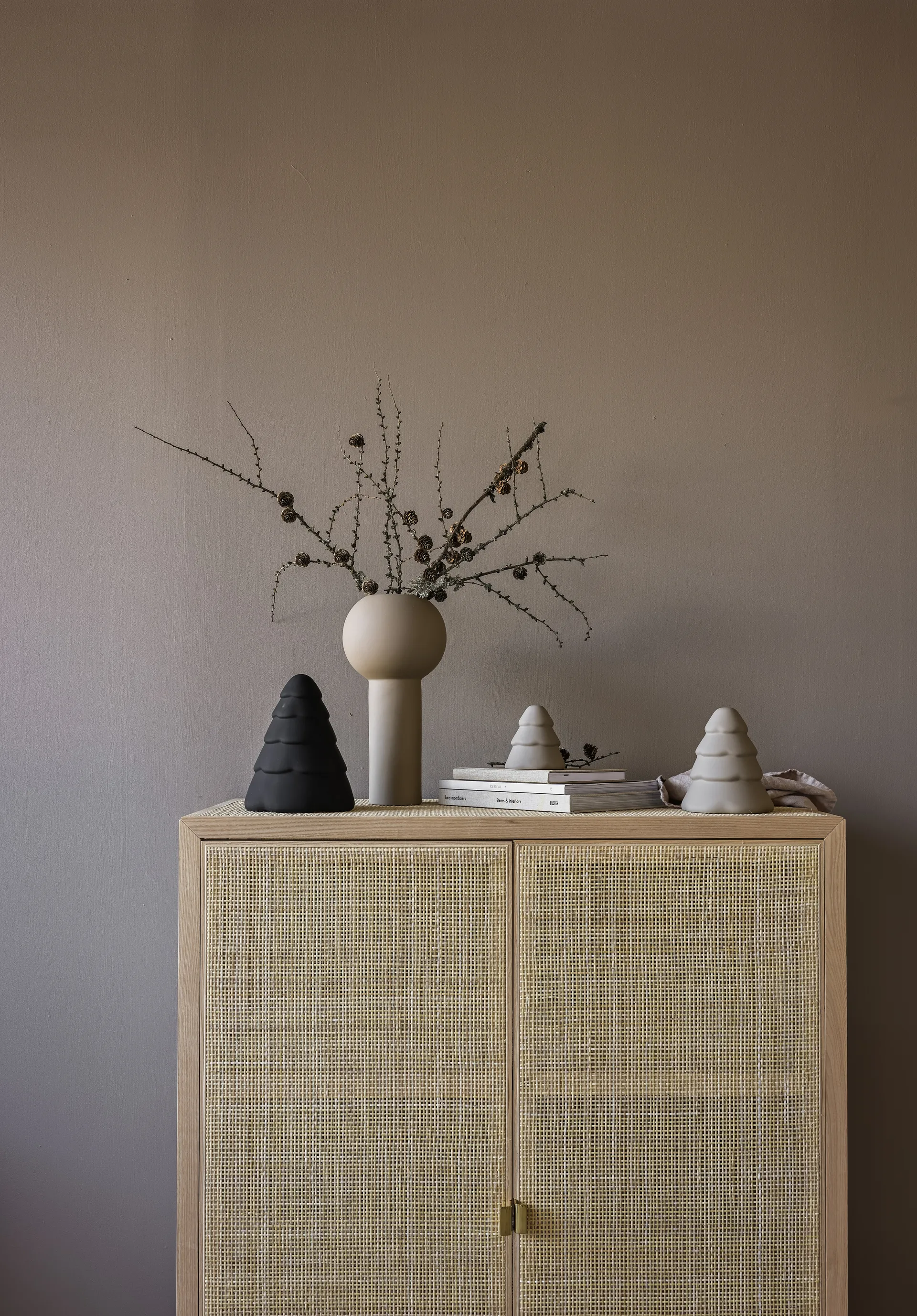 Snowy Christmas tree 20 cm, Black Cooee Design