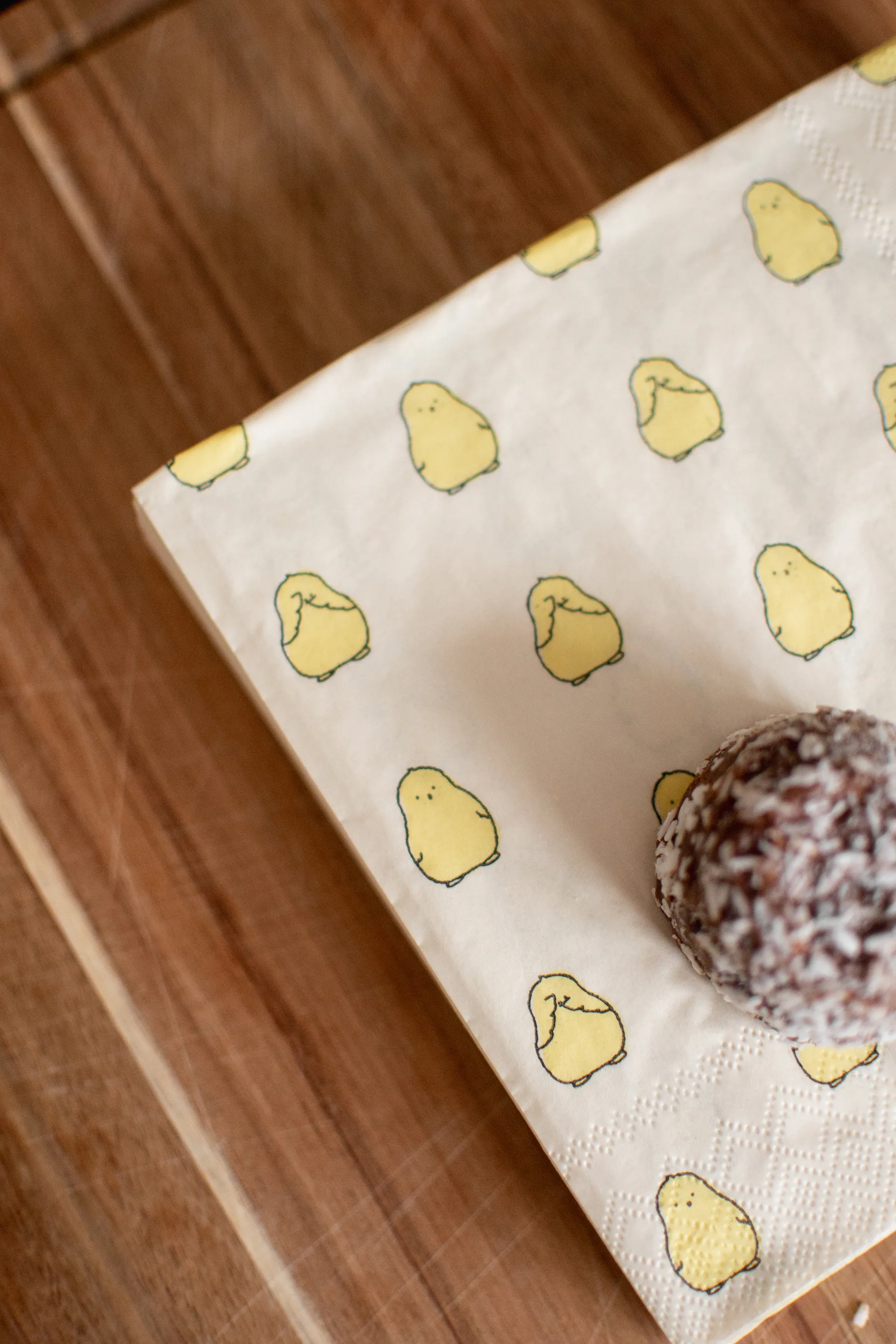 Chubby chicken paper napkins 20-pack, Yellow, 33x33 cm DBKD