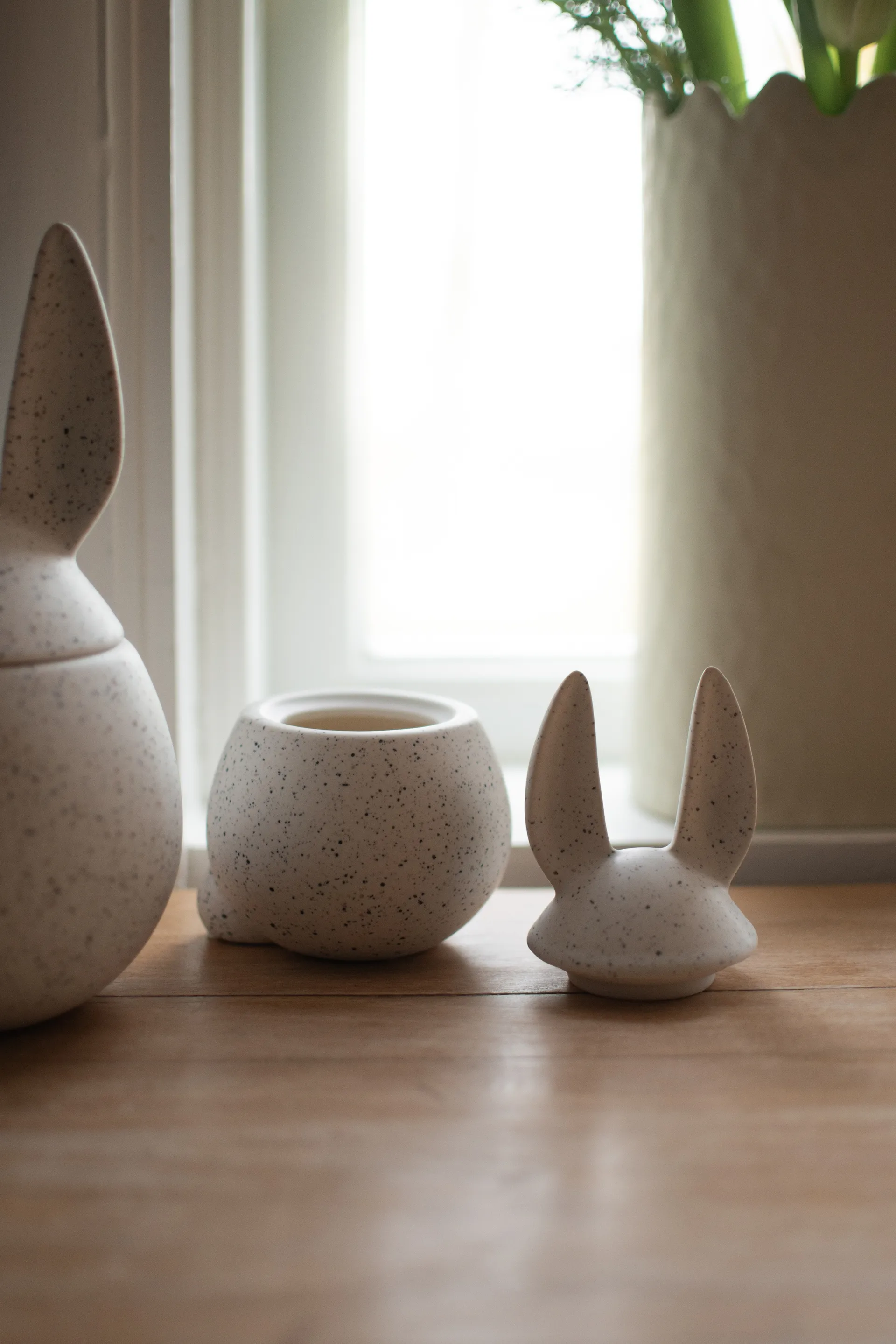 DBKD Eating rabbit bowl small, white dot DBKD