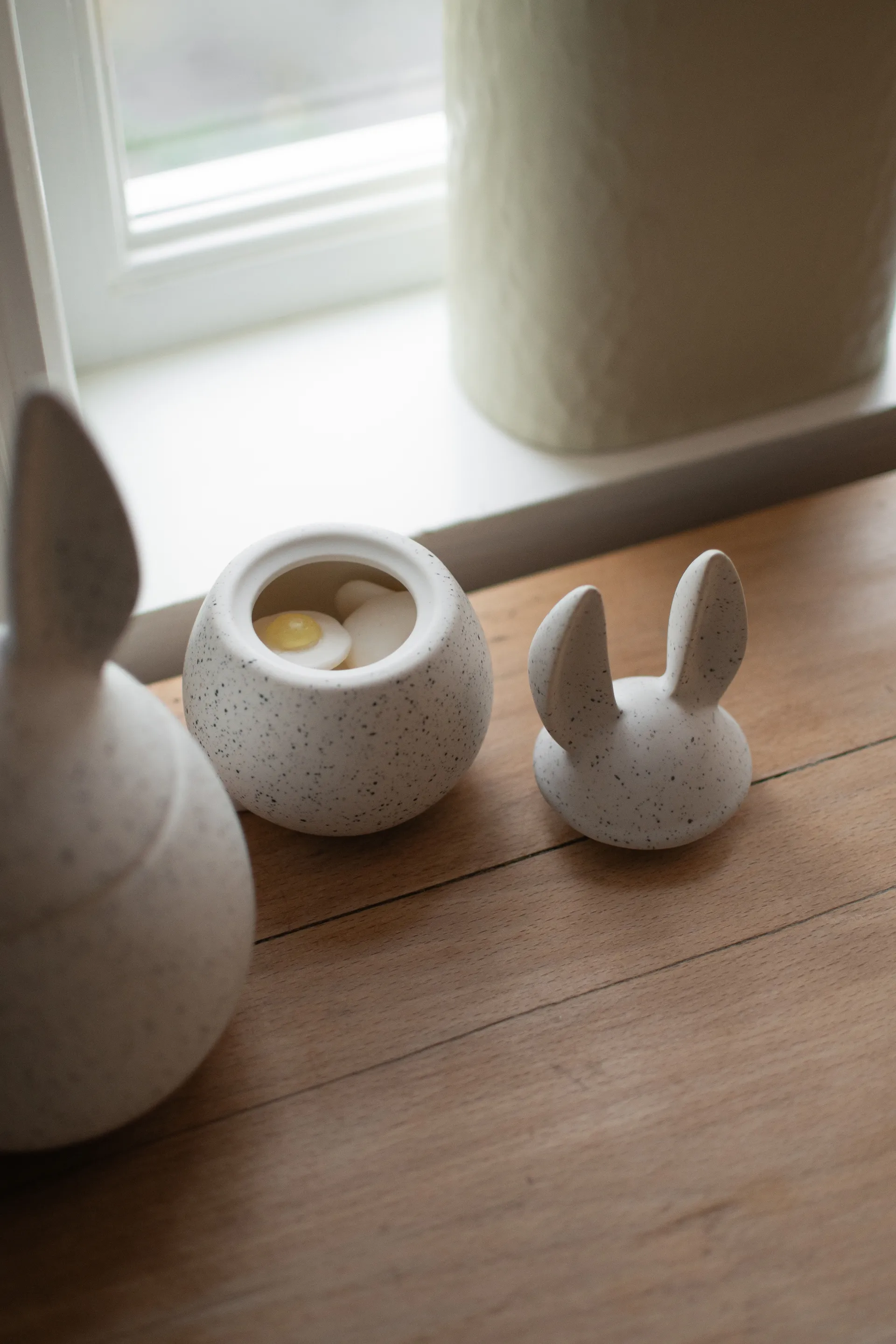 DBKD Eating rabbit bowl small, white dot DBKD