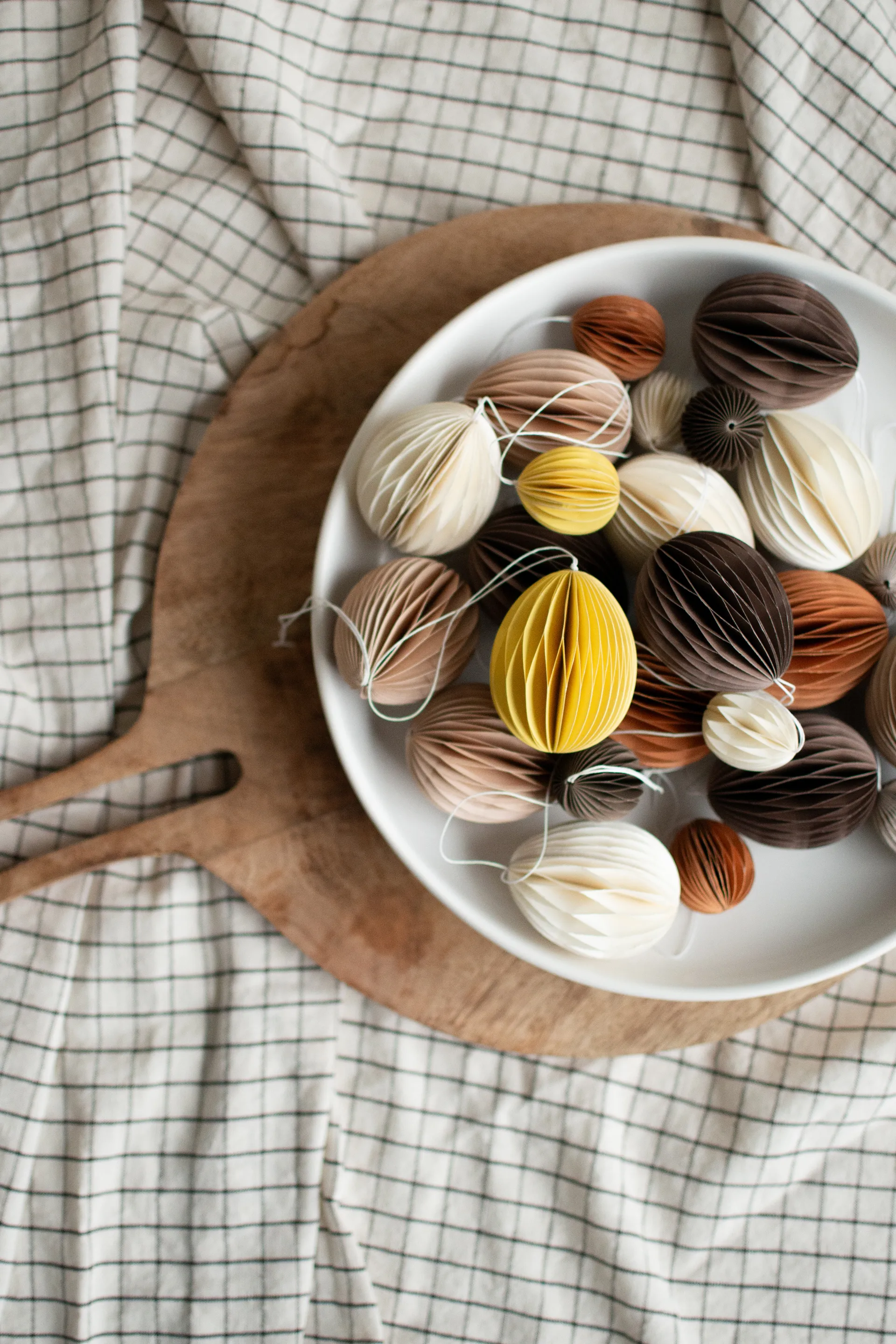 Ovoid Easter decoration paper 7 cm, Yellow DBKD