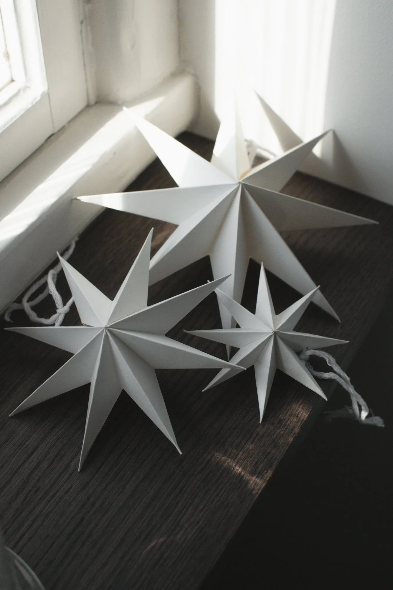 Paper winter star hanging decoration, White, medium, Ø14 cm DBKD