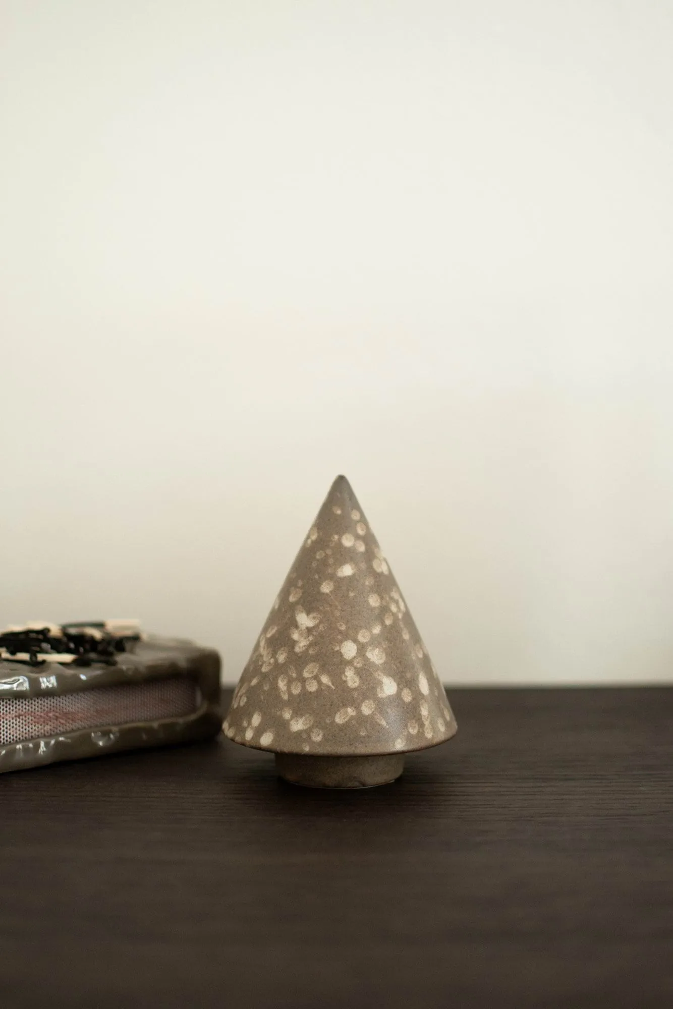 Peak wooden decorative detail, Brown dot, Ø9 cm DBKD