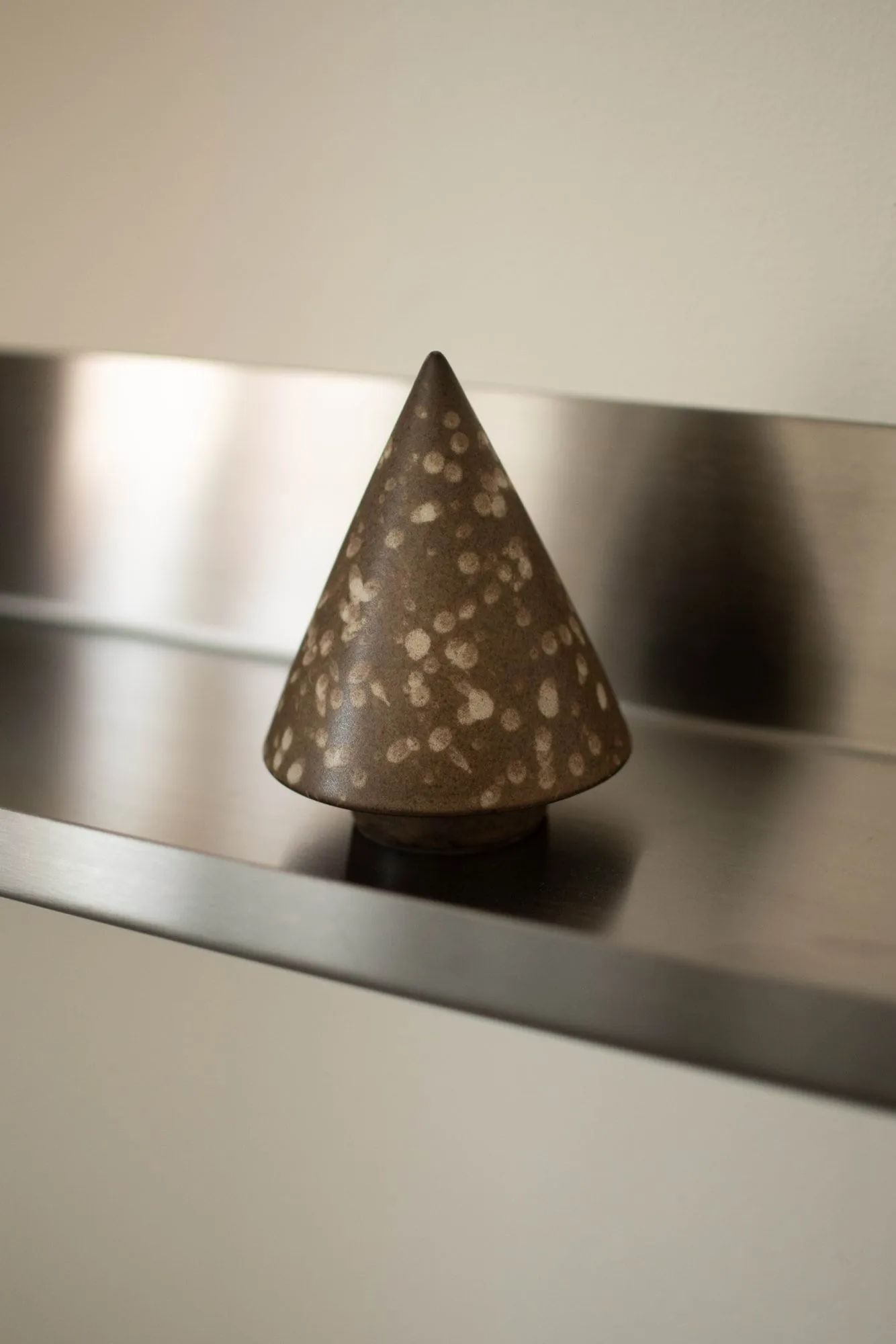 Peak wooden decorative detail, Brown dot, Ø9 cm DBKD