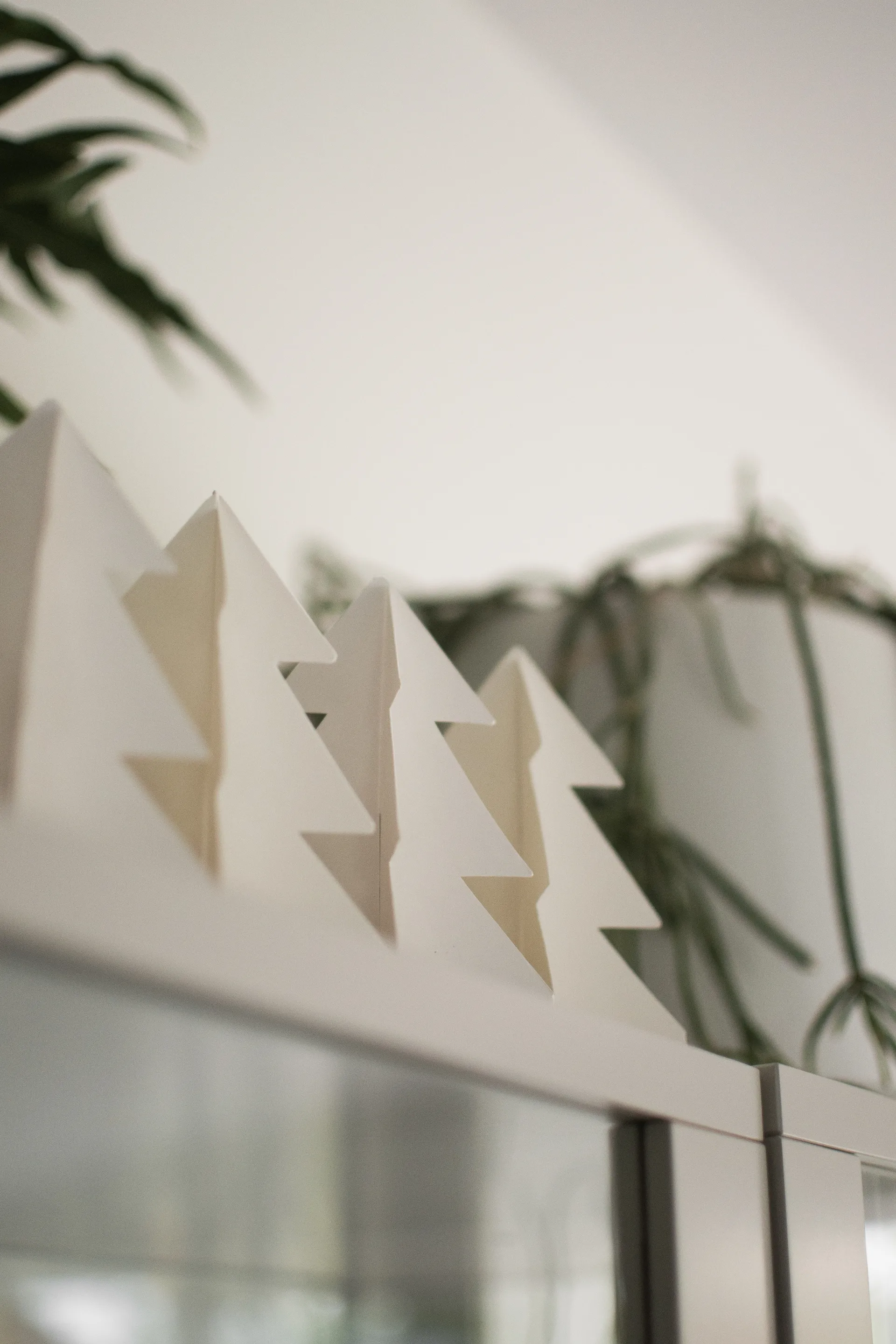 Tree in a row decoration 60 cm, White DBKD
