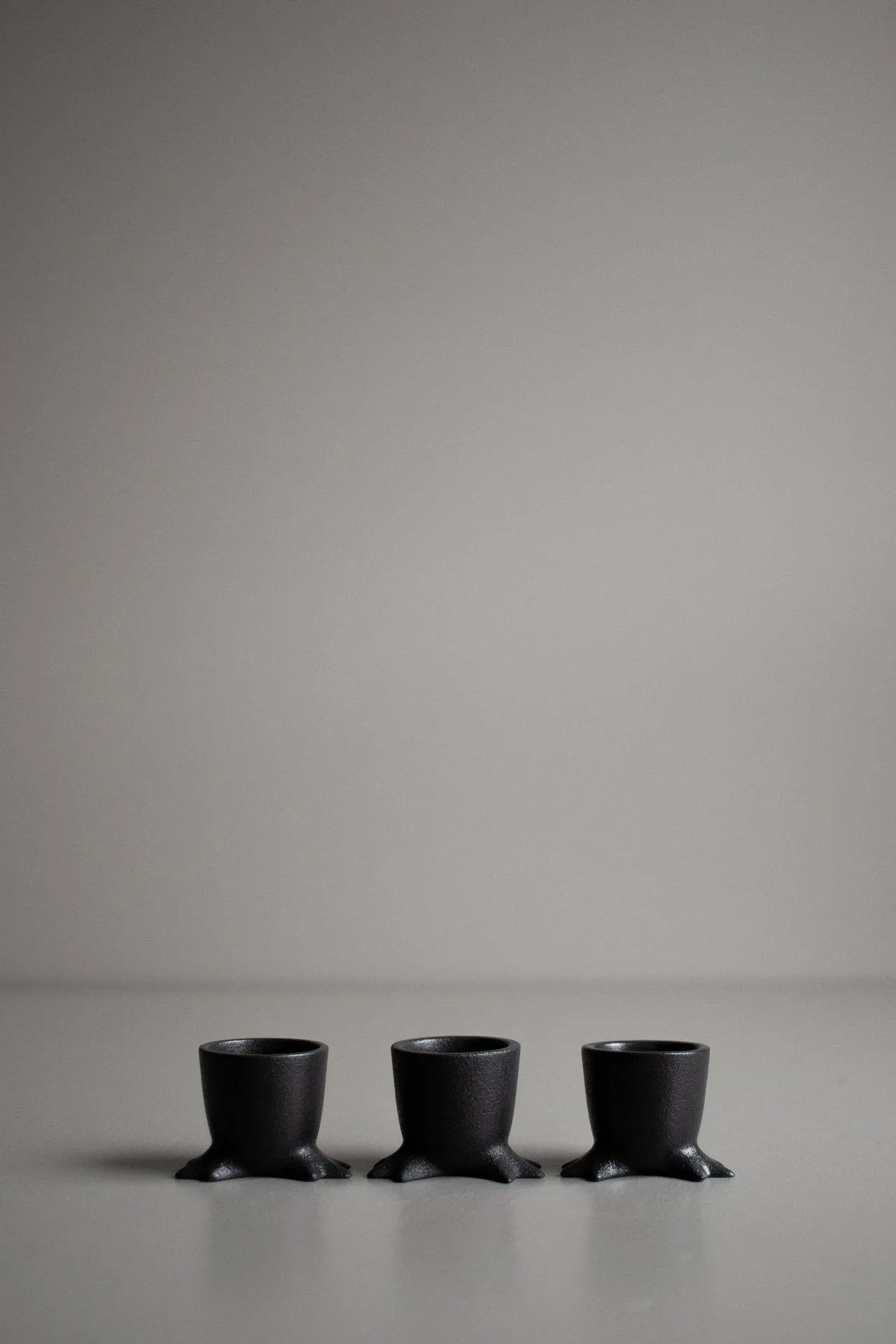 Walking Egg egg cup, Black DBKD