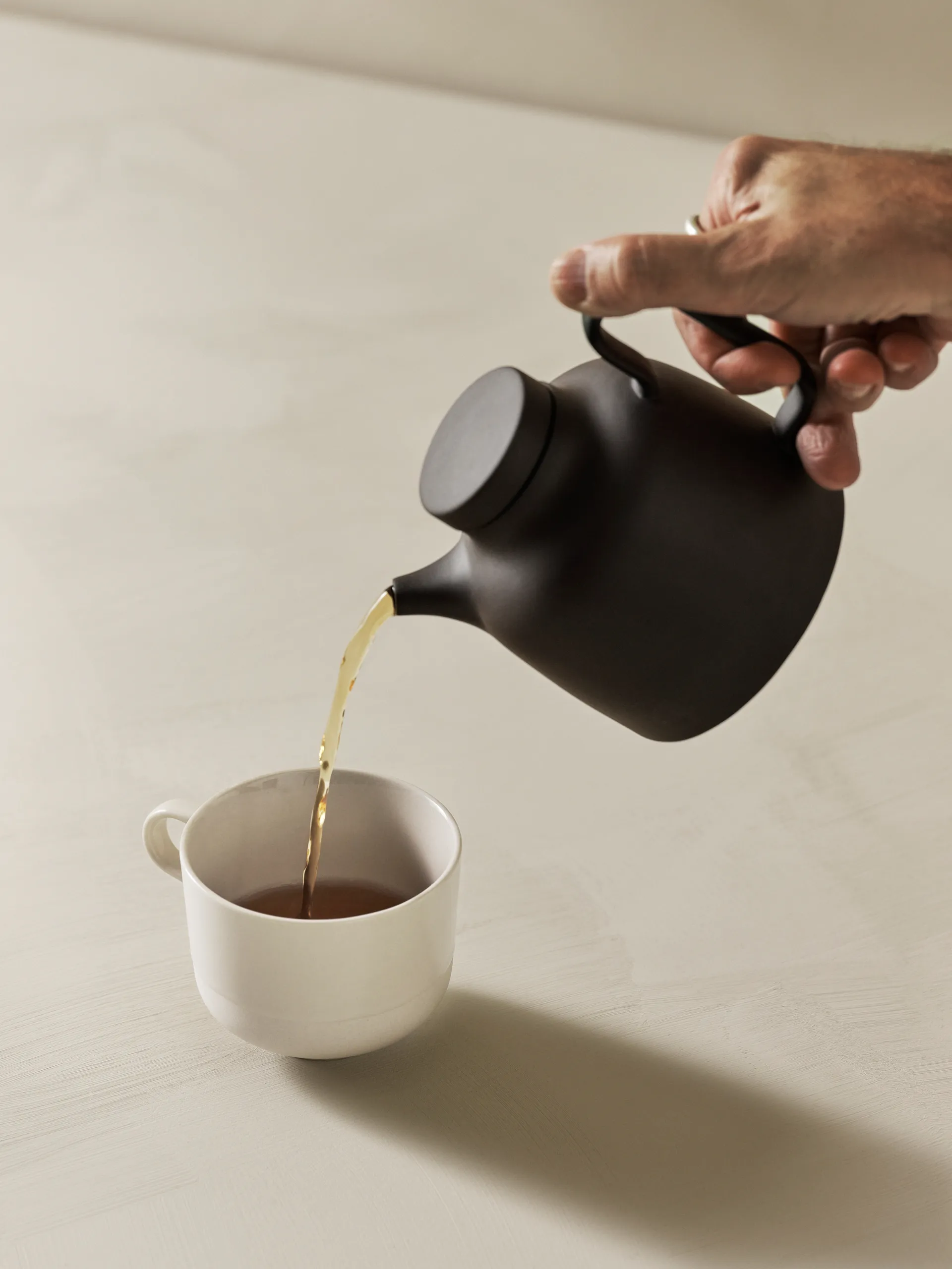 Sand teapot 65 cl, Black clay Design House Stockholm