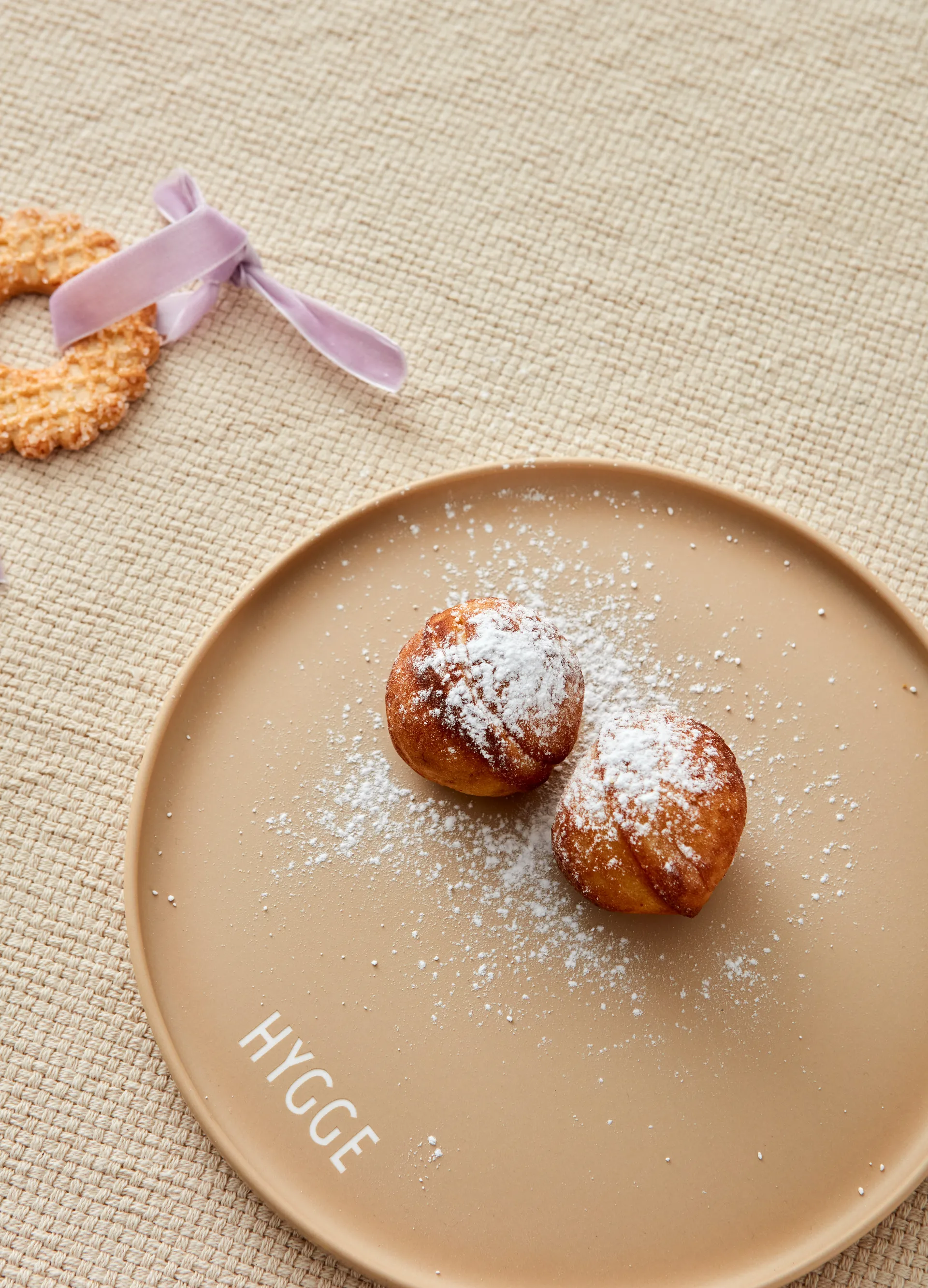 Design Letters favourit plate Ø22 cm, Hygge-beige Design Letters