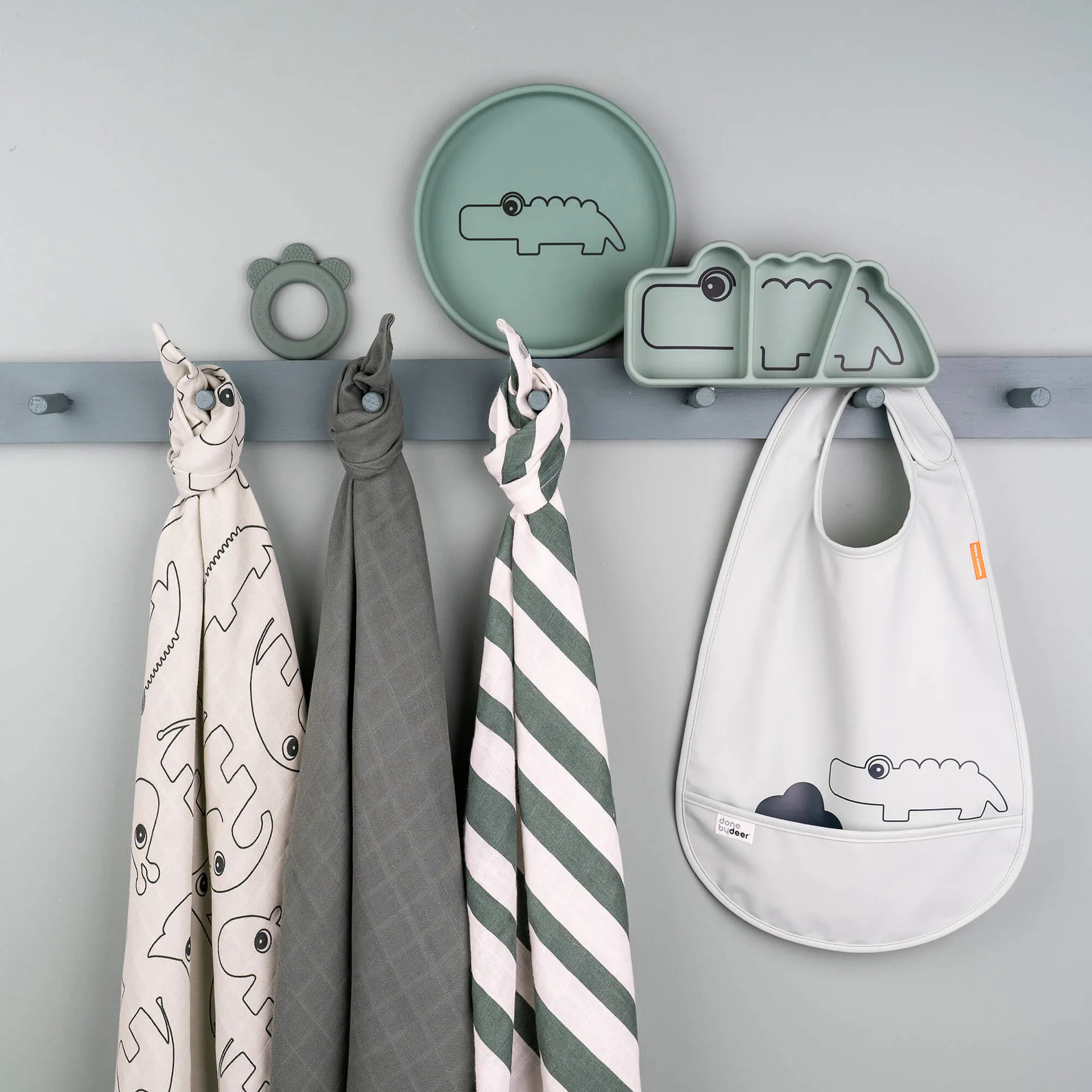 Croco Stick&Stay children's plate 9x21 cm, Green Done by deer